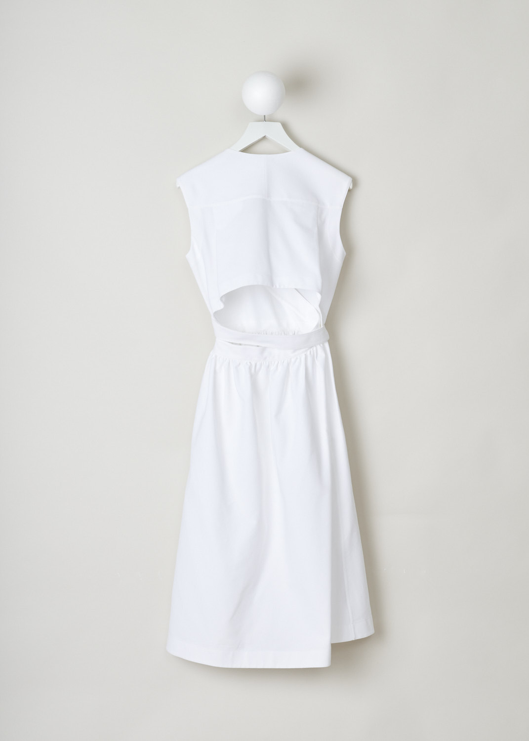 AlaÃ¯a, Cut-out cotton-piquÃ© wrap dress, AA9R0923LT374_000_blanc, white, back, Made from pristine white cotton-piquÃ© and cut into this lovely wrap dress. Featuring a v-shaped neckline, a sleeveless design, cinched in at the waist by a belt and comes with a cutout at the back.