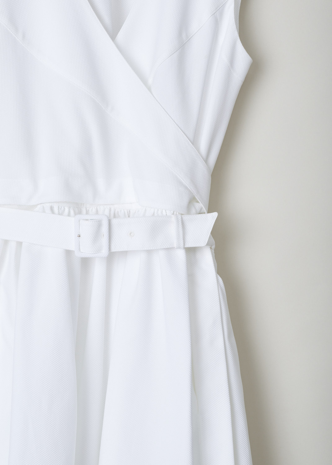AlaÃ¯a, Cut-out cotton-piquÃ© wrap dress, AA9R0923LT374_000_blanc, white, detail, Made from pristine white cotton-piquÃ© and cut into this lovely wrap dress. Featuring a v-shaped neckline, a sleeveless design, cinched in at the waist by a belt and comes with a cutout at the back.