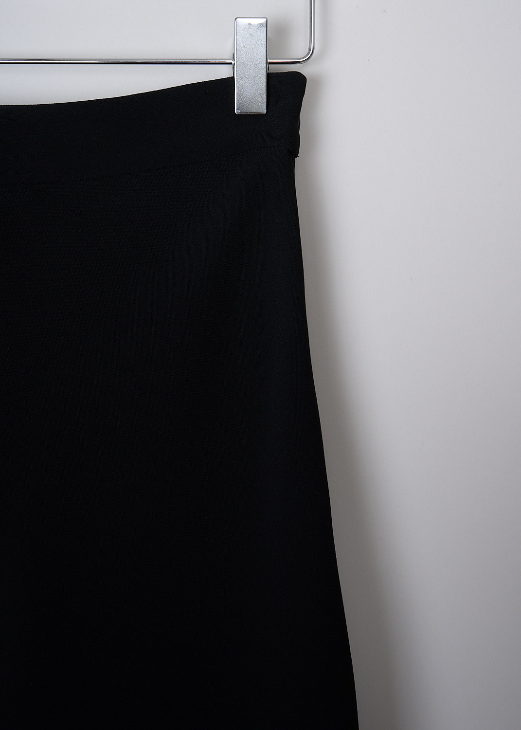 ASPESI, BLACK MIDI SKIRT, 2219_2088_10241, Black, Detail, This black midi skirt has a concealed side zip. The skirt flares out slightly and has a straight hemline. 
