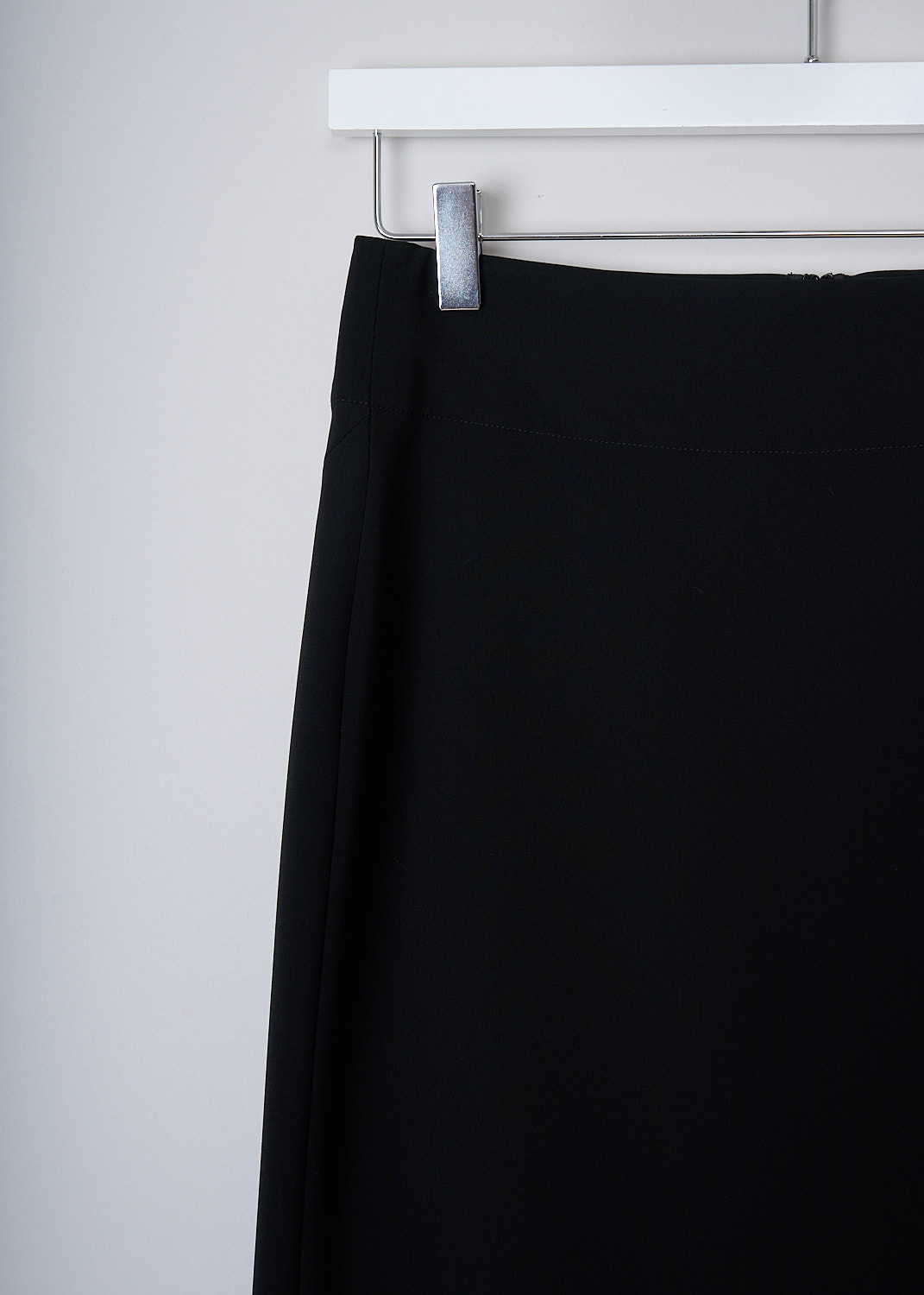 ASPESI, BLACK MIDI PENCIL SKIRT, 2201_A869_05241, Black, Detail, This black midi pencil skirt has a broad elasticated waistband. In the back, the skirt has diagonal darts and a concealed centre zip. The skirt has a straight hemline. 
