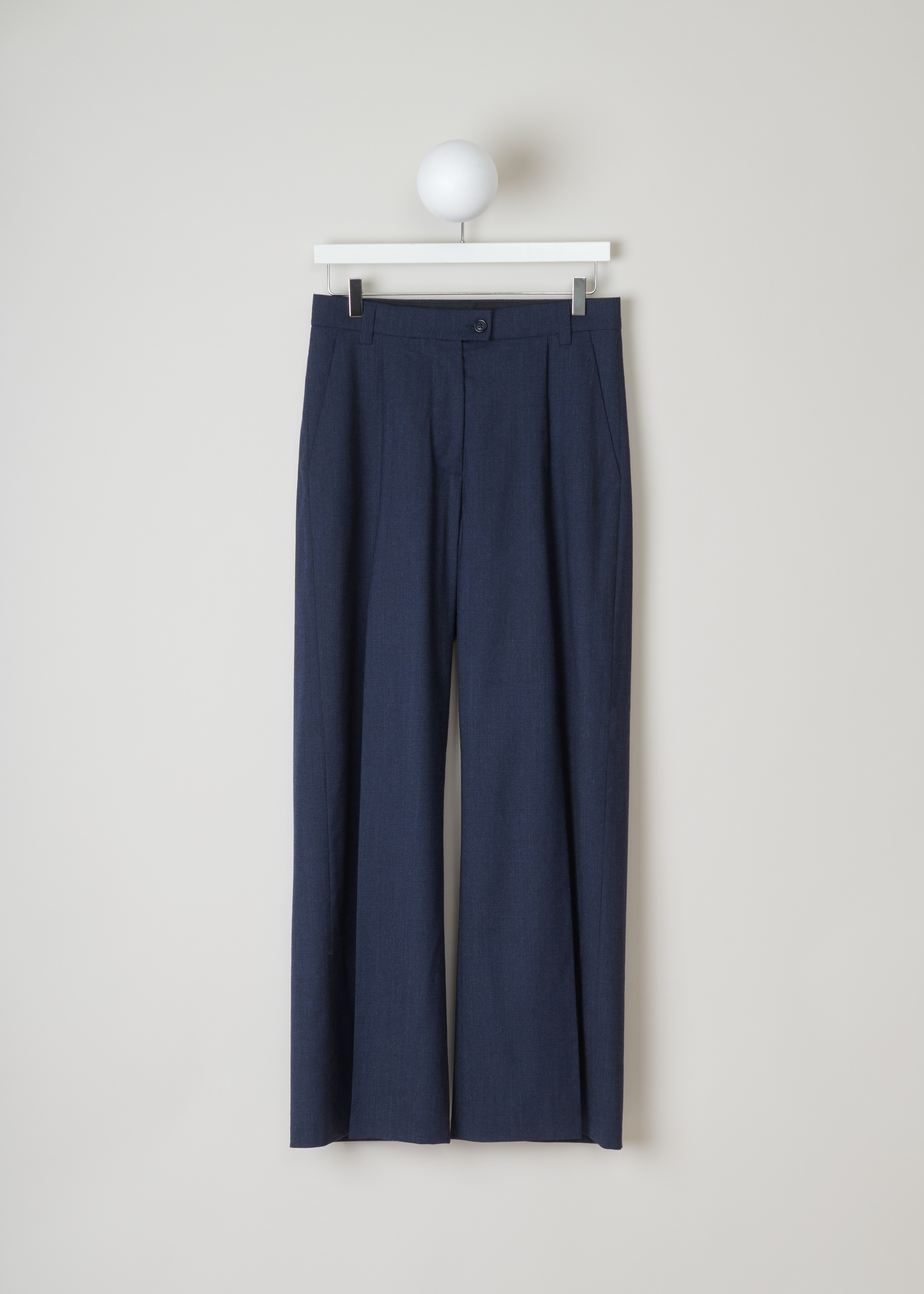 Aspesi Loose navy trousers I9G_0107_G841_40096 navy blue front. Wide legged trousers with centre creases, a waistband with belt loops and pleats, side pockets and welt pockets on the back.