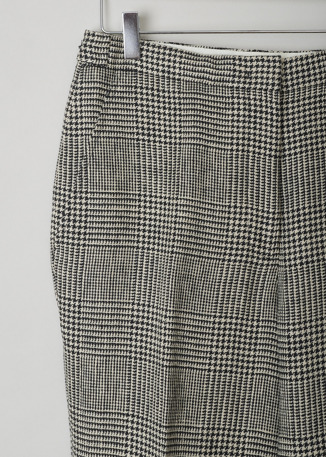 ASPESI, HOUNDSTOOTH PANTS WITH TAPERED LEGS, 0111_G354_F0_40045, Beige, Print, Detail, These beige Houndstooth pants have a waistband with in the back, on either side, two buttons that can be used to cinch in the waist. These pants have tapered pant legs with pressed centre creases, a concealed hook and zip closure, slanted pockets in the front and welt flap pockets in the back.
