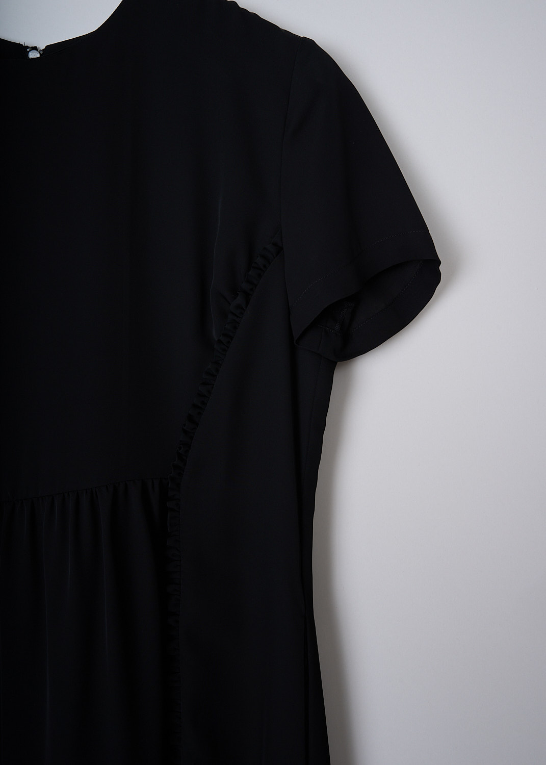 ASPESI, BLACK SHORT SLEEVE MIDI DRESS WITH VERTICAL RUFFLES, 2909_G317_01241, Black, Detail, This black midi dress has a round neckline and short sleeves. In the front, the dress has vertical ruffled trims. Slanted pockets are concealed in the side seams. The dress has a straight hemline. In the back, the centre zip is concealed behind a ruffled trim. 


