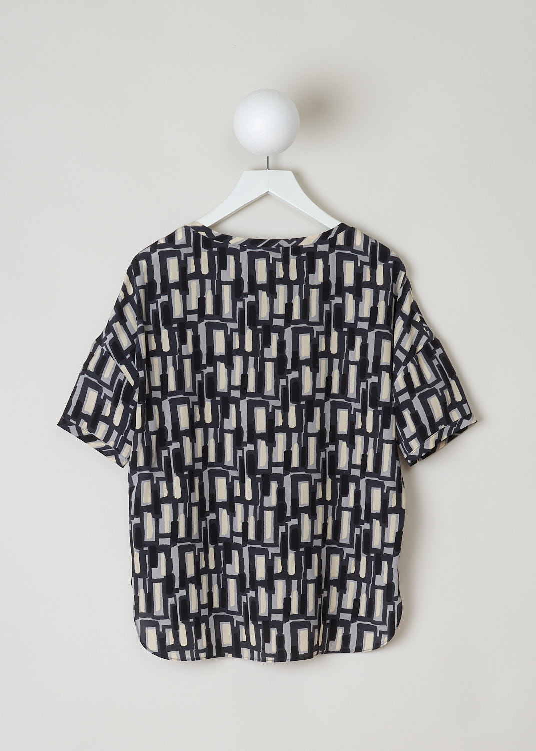 ASPESI, SILK PRINTED TOP, 5618_V126_66173, Print, Back, This short sleeve top has a geometric print in black, grey and off-white hues. The top features a rounded neckline, an asymmetric finish with small slits on the sides and a rounded hemline.
