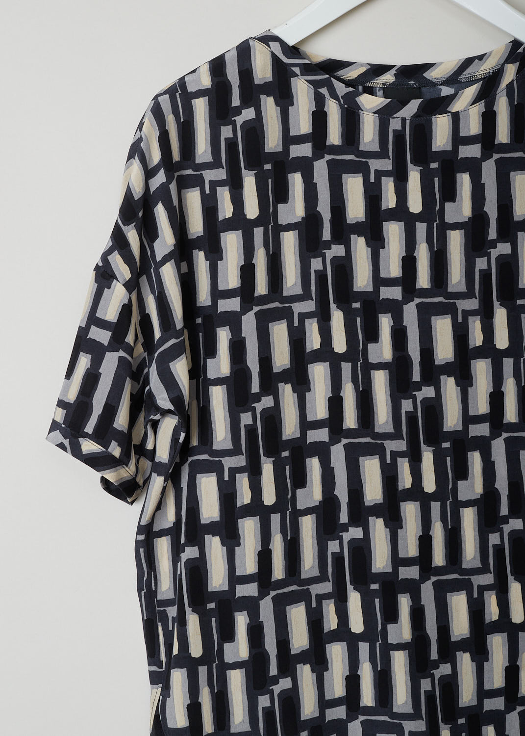 ASPESI, SILK PRINTED TOP, 5618_V126_66173, Print, Detail, This short sleeve top has a geometric print in black, grey and off-white hues. The top features a rounded neckline, an asymmetric finish with small slits on the sides and a rounded hemline.
