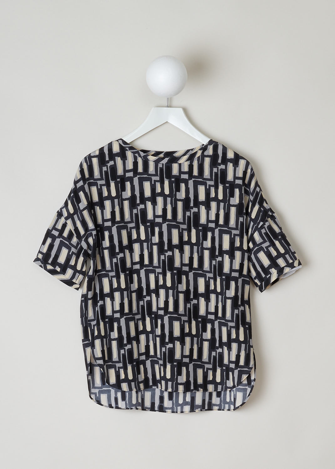 ASPESI, SILK PRINTED TOP, 5618_V126_66173, Print, Front, This short sleeve top has a geometric print in black, grey and off-white hues. The top features a rounded neckline, an asymmetric finish with small slits on the sides and a rounded hemline.

