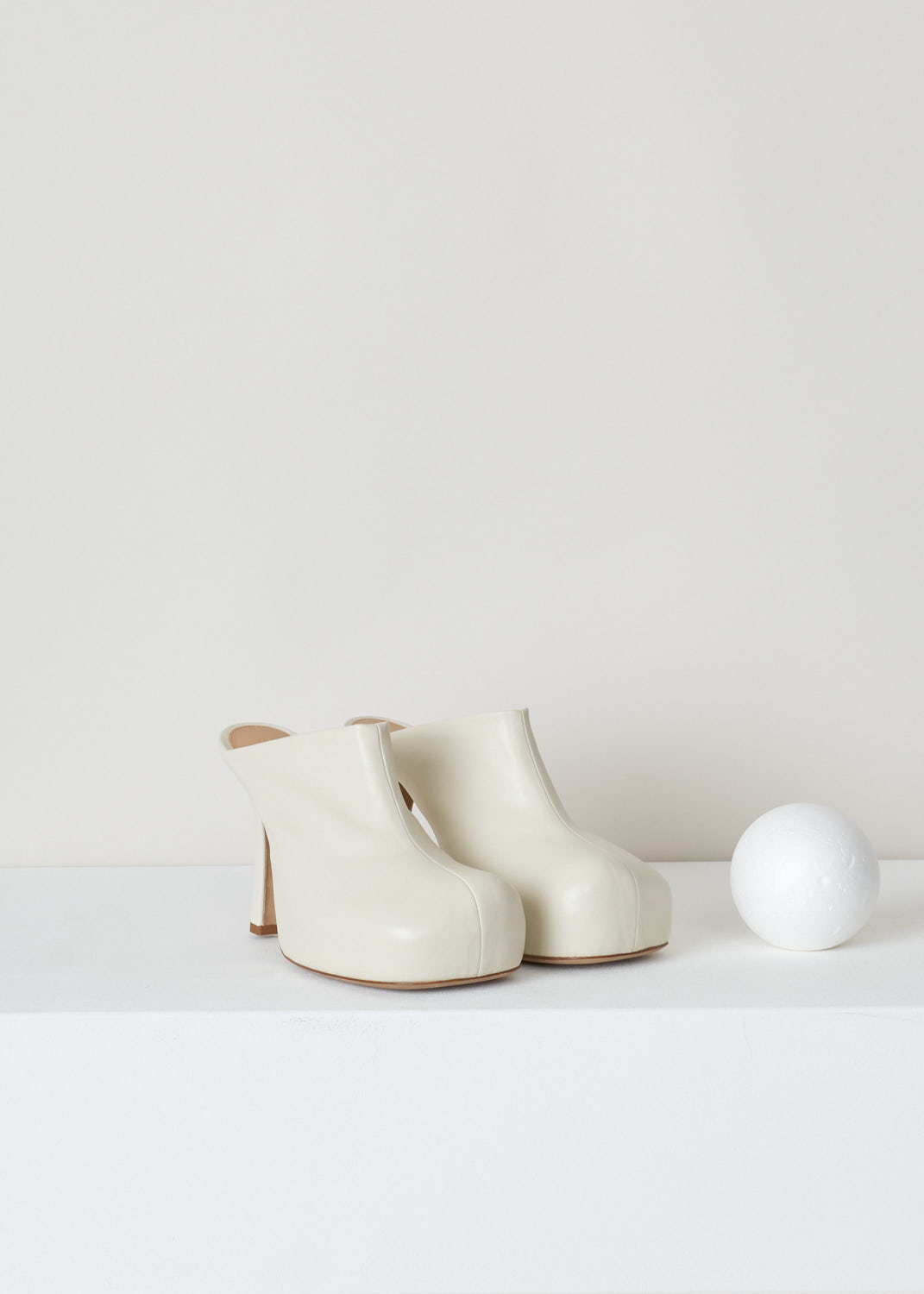 Bottega Veneta, Cream colored square cut platform mules, 630148_VBP40_8279_stretch_nappa_lambskin, white, front, Lovely lambskin mules sat on top a platform to give you more height. Featuring square cut toes in stretchy lambskin leather makes this model very comfy to walk on. furthermore this model is has leather lining sole and uppers. 

Heel Height: 11 cm / 4.3 inch. 