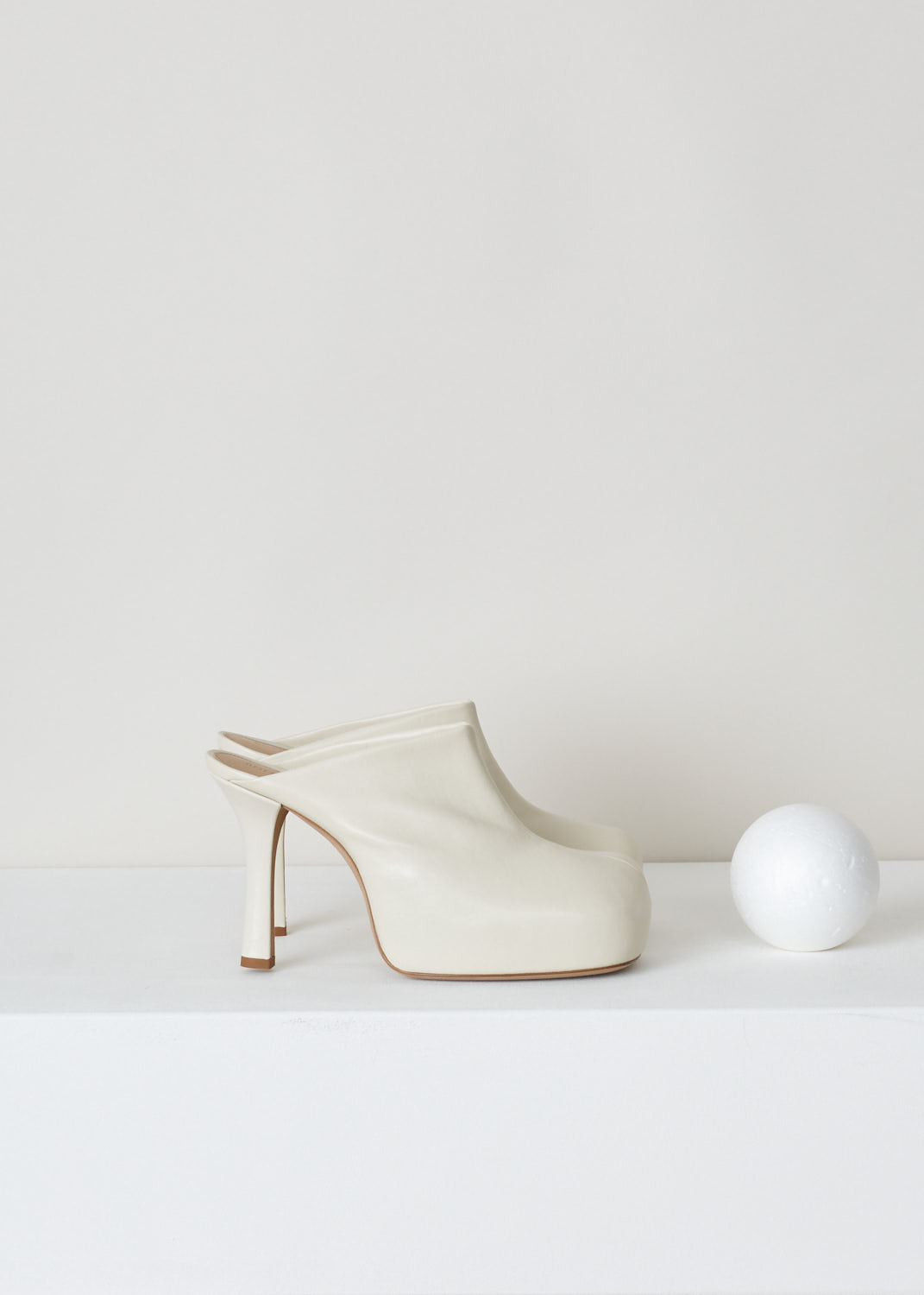 Bottega Veneta, Cream colored square cut platform mules, 630148_VBP40_8279_stretch_nappa_lambskin, white, side, Lovely lambskin mules sat on top a platform to give you more height. Featuring square cut toes in stretchy lambskin leather makes this model very comfy to walk on. furthermore this model is has leather lining sole and uppers. 

Heel Height: 11 cm / 4.3 inch. 