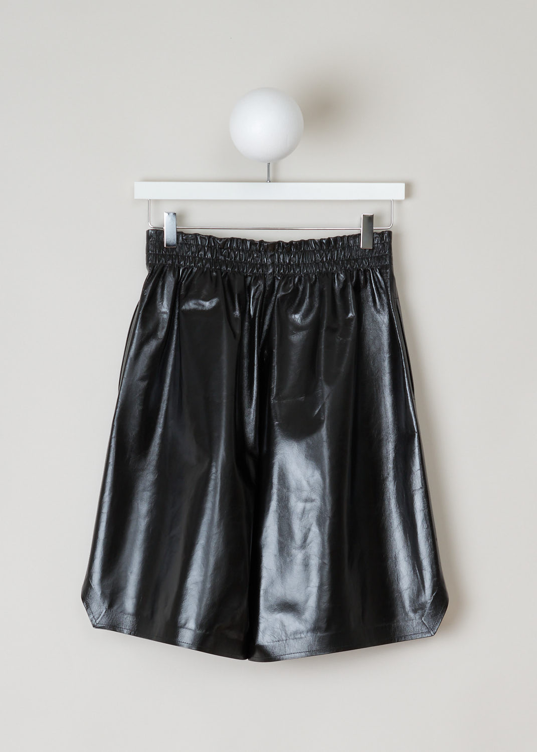 Bottega Veneta, Patent black leather shorts, 633445_VKLC0_1000, black, front, Shorts made from black shiny leather. Featuring an oversized fit with the slip-in pockets being on the side seam, the elastic waistband acts as you fastening method on this model.