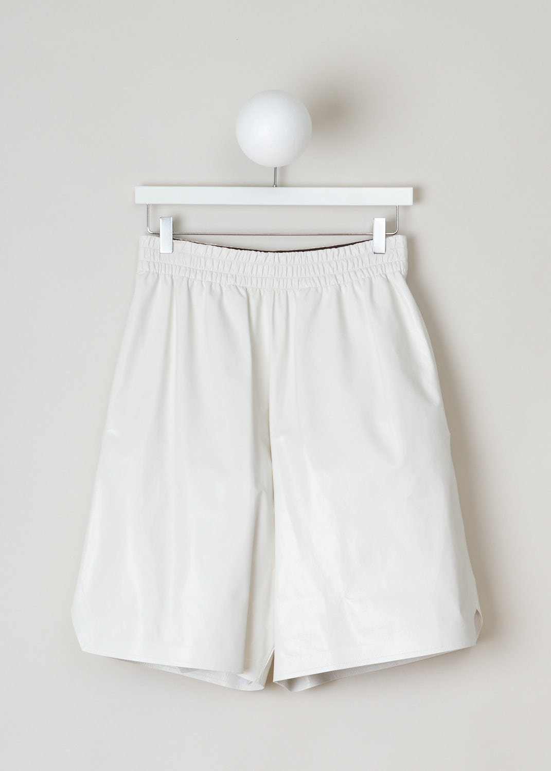 Bottega Veneta, White patent leather shorts, 633445_VKLC0_9068, white, front, these shorts made from white shiny leather. Featuring an oversized fit with the slip-in pockets being on the side seam, the elastic waistband acts as you fastening method on this model. 