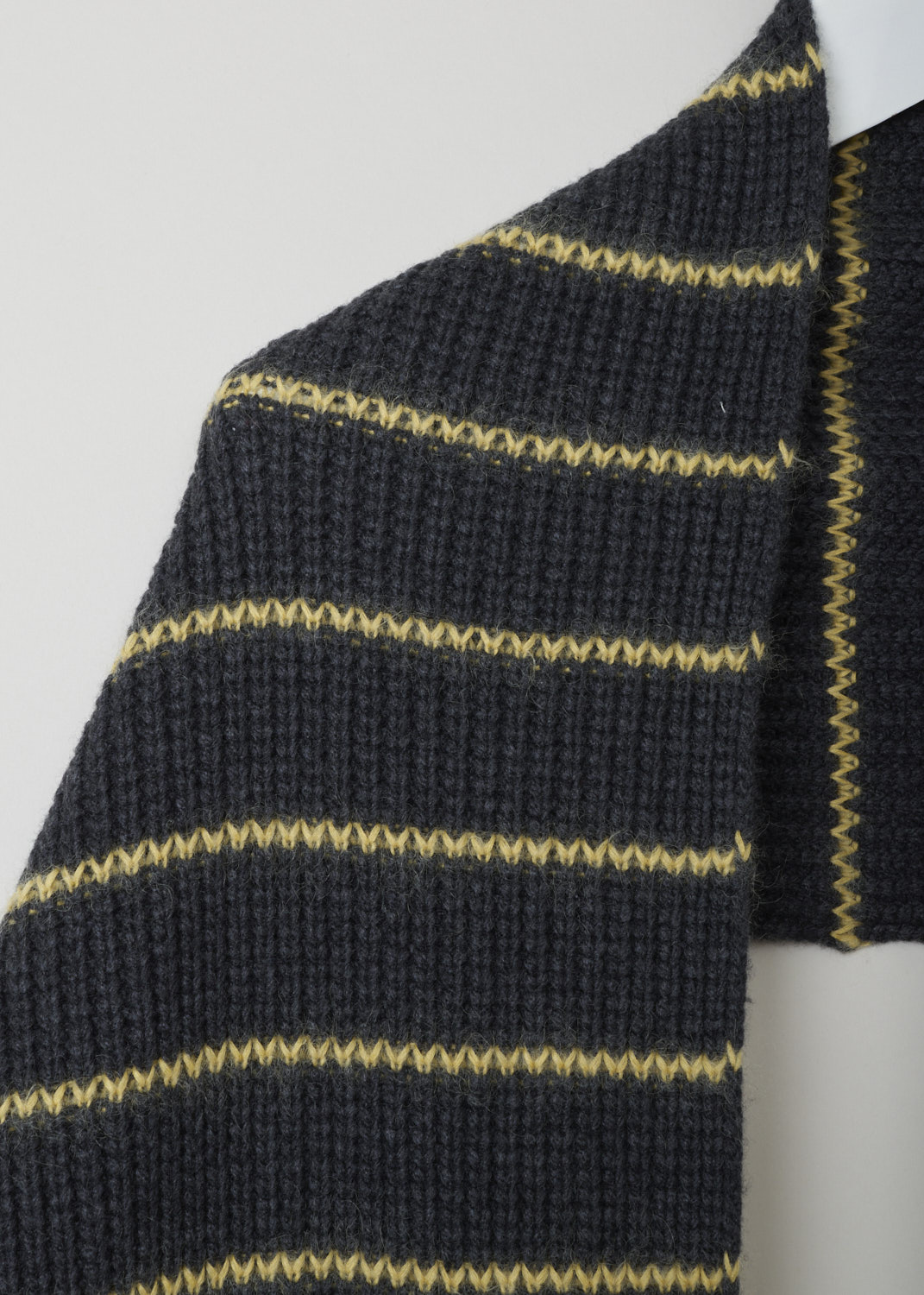 Brunello Cucinelli, Charcoal cashmere shawl, M52528499_CM723, grey yellow, detail,  Knitted cashmere shawl with the characteristic softness of Brunello Cucinelli. Comes in a two tone colour theme, being a charcoal grey and a lovely shade of yellow. 

Shawl length: 240 cm / 94.4 inch.