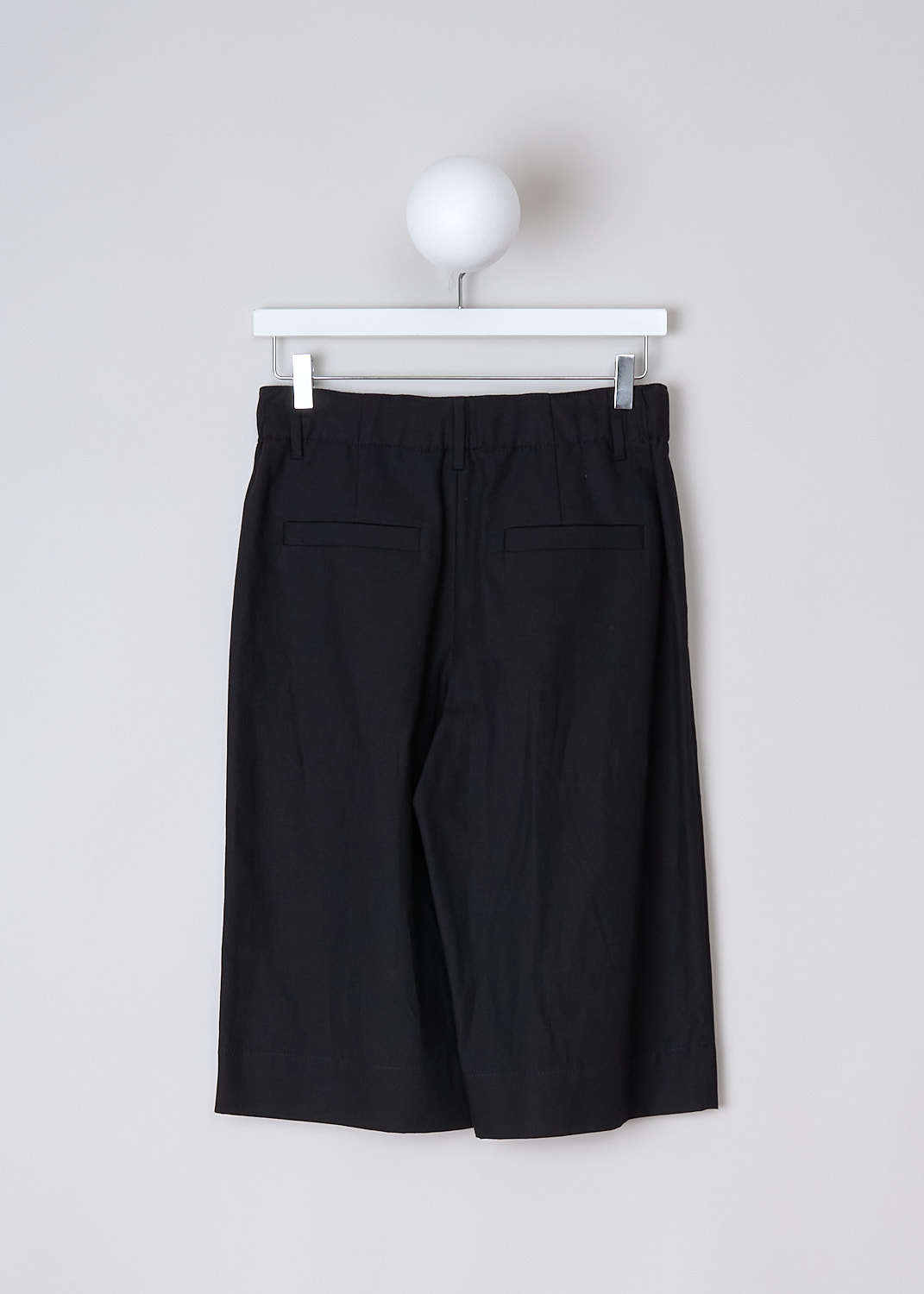 BRUNELLO CUCINELLI, BLACK BERMUDA SHORTS, M0F69P7564_C101, Black, Back, These black linen-blend bermuda pants have an elasticated waistband with belt loops. A button and concealed zip function as the closure. These pants have a pleated front. Slanted pockets can be found in the front and welt pockets in the back. 
