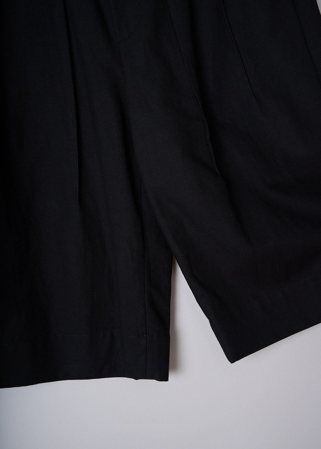 BRUNELLO CUCINELLI, BLACK BERMUDA SHORTS, M0F69P7564_C101, Black, Detail, These black linen-blend bermuda pants have an elasticated waistband with belt loops. A button and concealed zip function as the closure. These pants have a pleated front. Slanted pockets can be found in the front and welt pockets in the back. 
