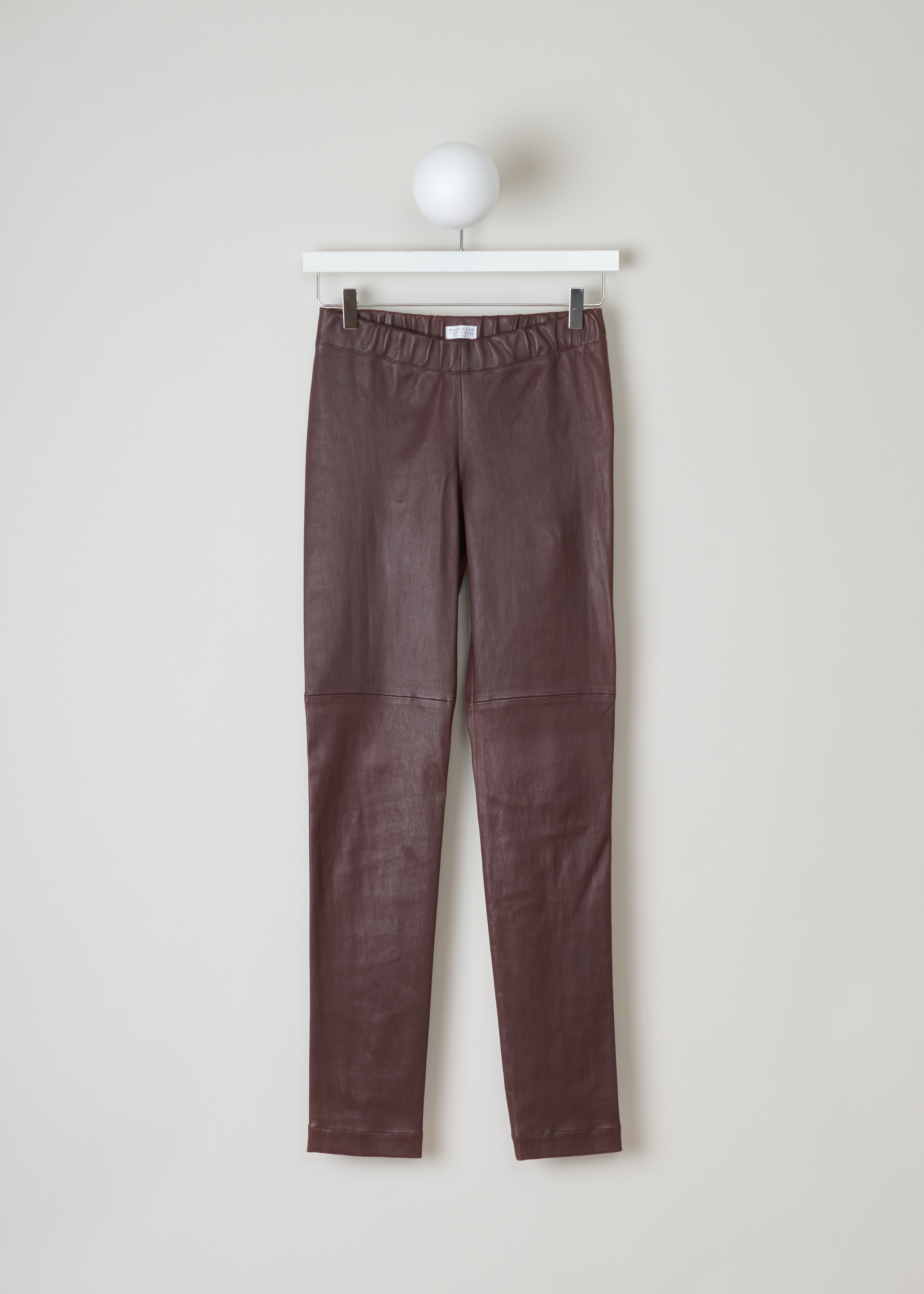 Brunello Cucinelli Elasticated leather Burgundy pants, M0V29P1329_C2630 burgundy front. Fitted leather pants with a light stretch in it has an ankle-length and an elastic waistband.