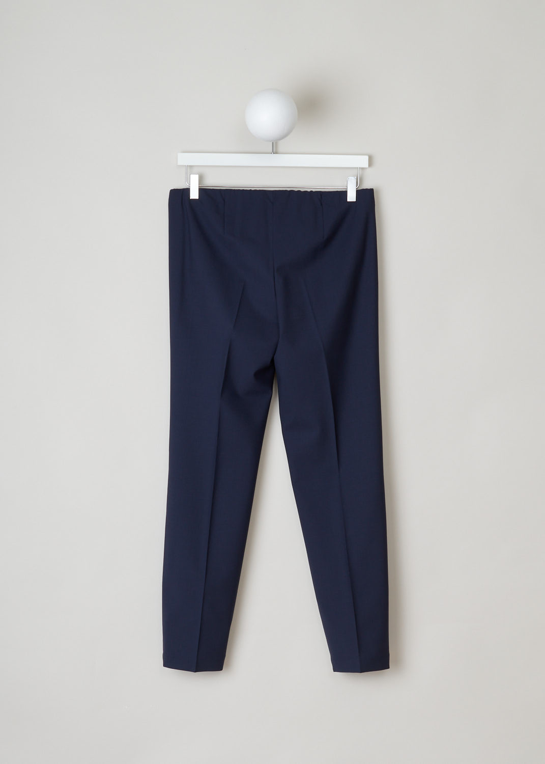 Brunello Cucinelli, straight midnight blue pants, M0W07P1794_C2831, blue, back, Empower your outfit with these minimalistic designed pants. Comes in a lightweight wool in midnight blue and charcoal grey. These low-cut pants have a slim fit and slightly tapered legs.
A concealed elasticated waistband and closes with an invisible zip on the side.
