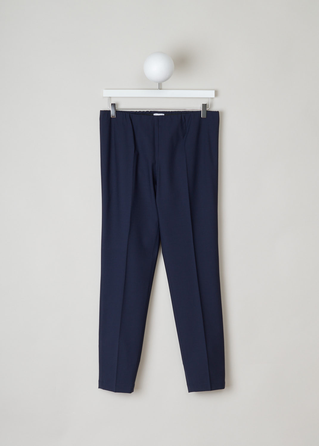 Brunello Cucinelli, straight midnight blue pants, M0W07P1794_C2831, blue, front, Empower your outfit with these minimalistic designed pants. Comes in a lightweight wool in midnight blue and charcoal grey. These low-cut pants have a slim fit and slightly tapered legs.
A concealed elasticated waistband and closes with an invisible zip on the side.