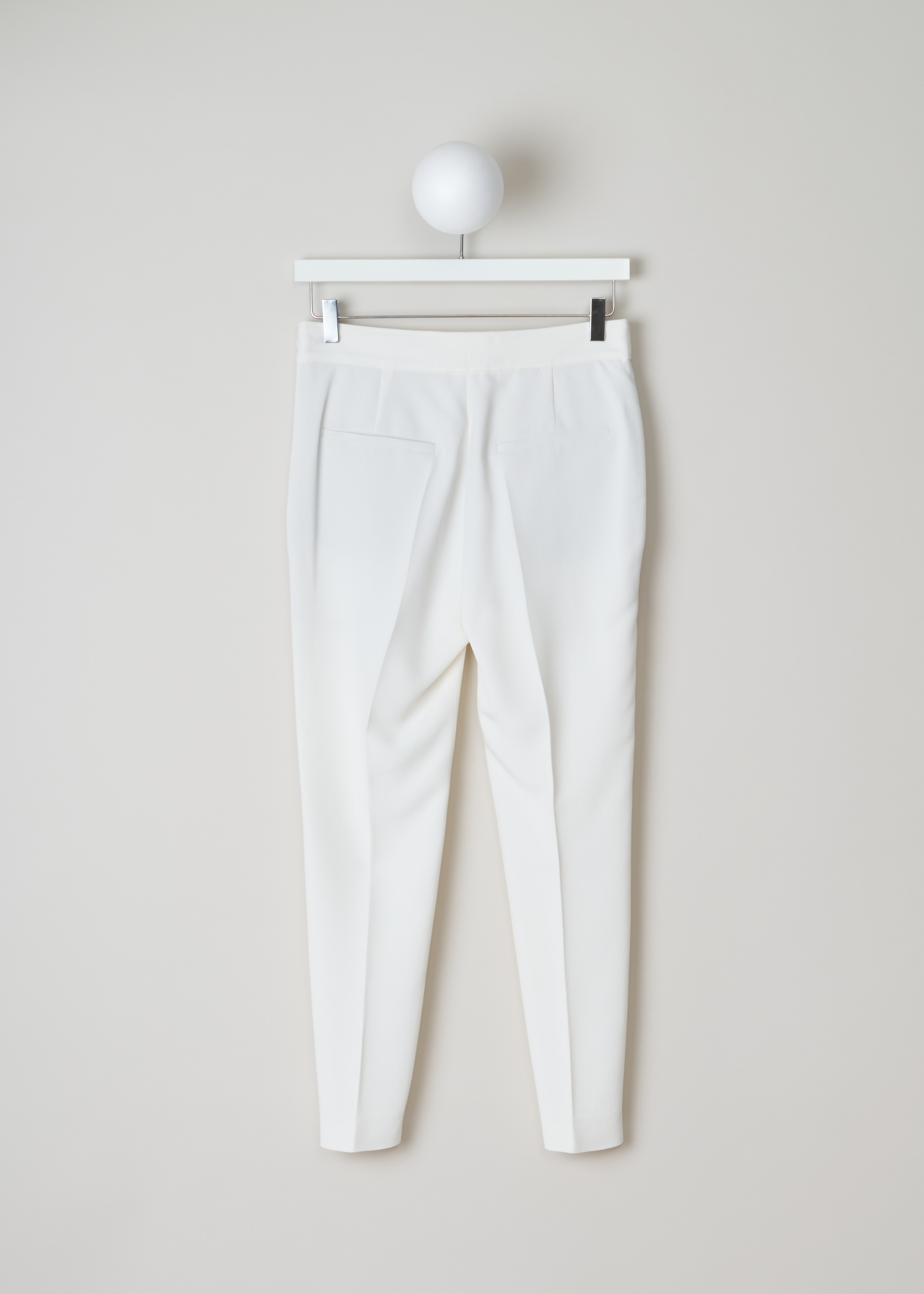 Brunello Cucinelli White trousers MA029P6301_C600 white back. White classic trousers with centre creases, side pockets and a welt pocket on the back. With an invisible zipper on the side as fastening.