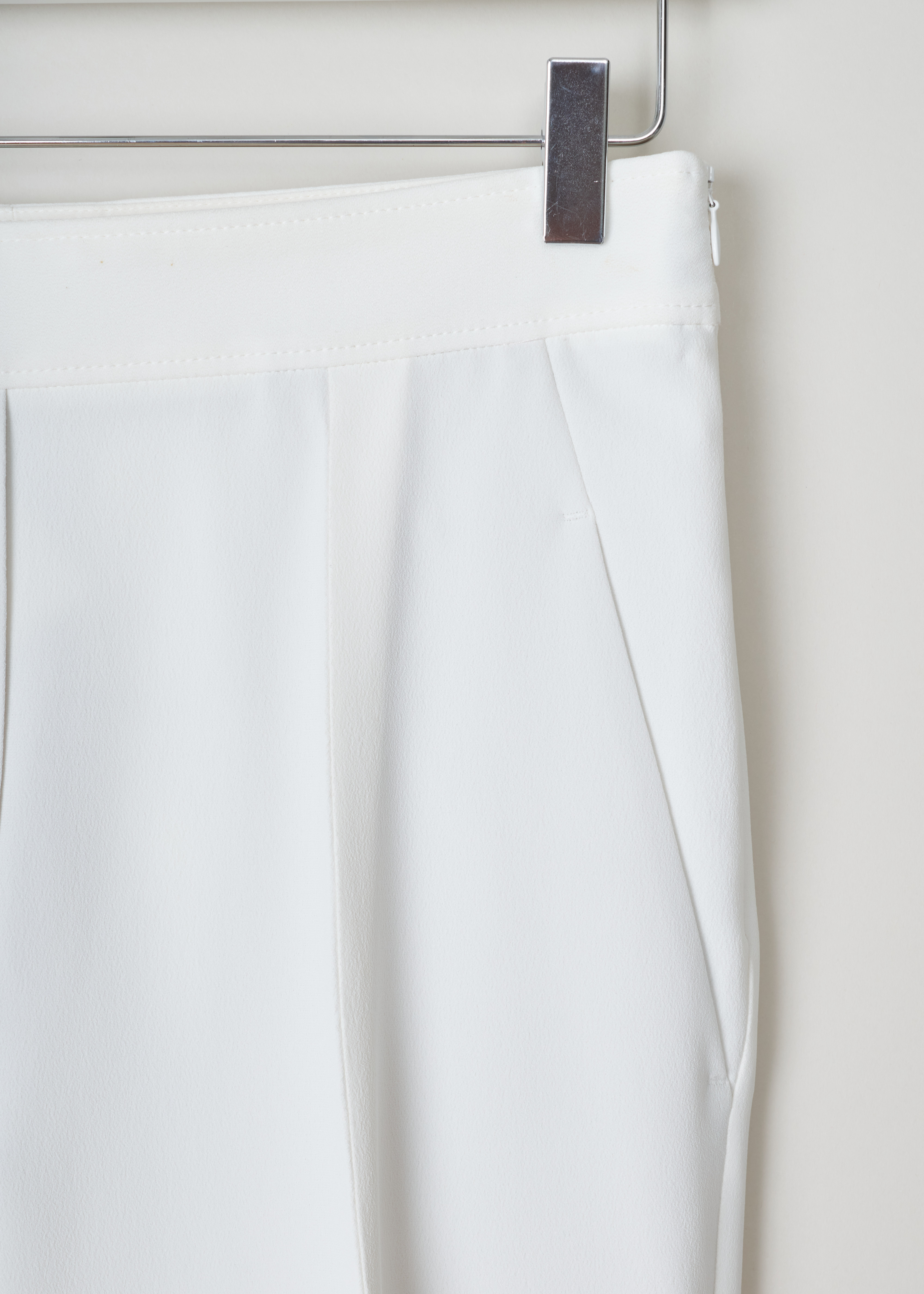 Brunello Cucinelli  White trousers MA029P6301_C600 white detail. White classic trousers with centre creases, side pockets and a welt pocket on the back. With an invisible zipper on the side as fastening.