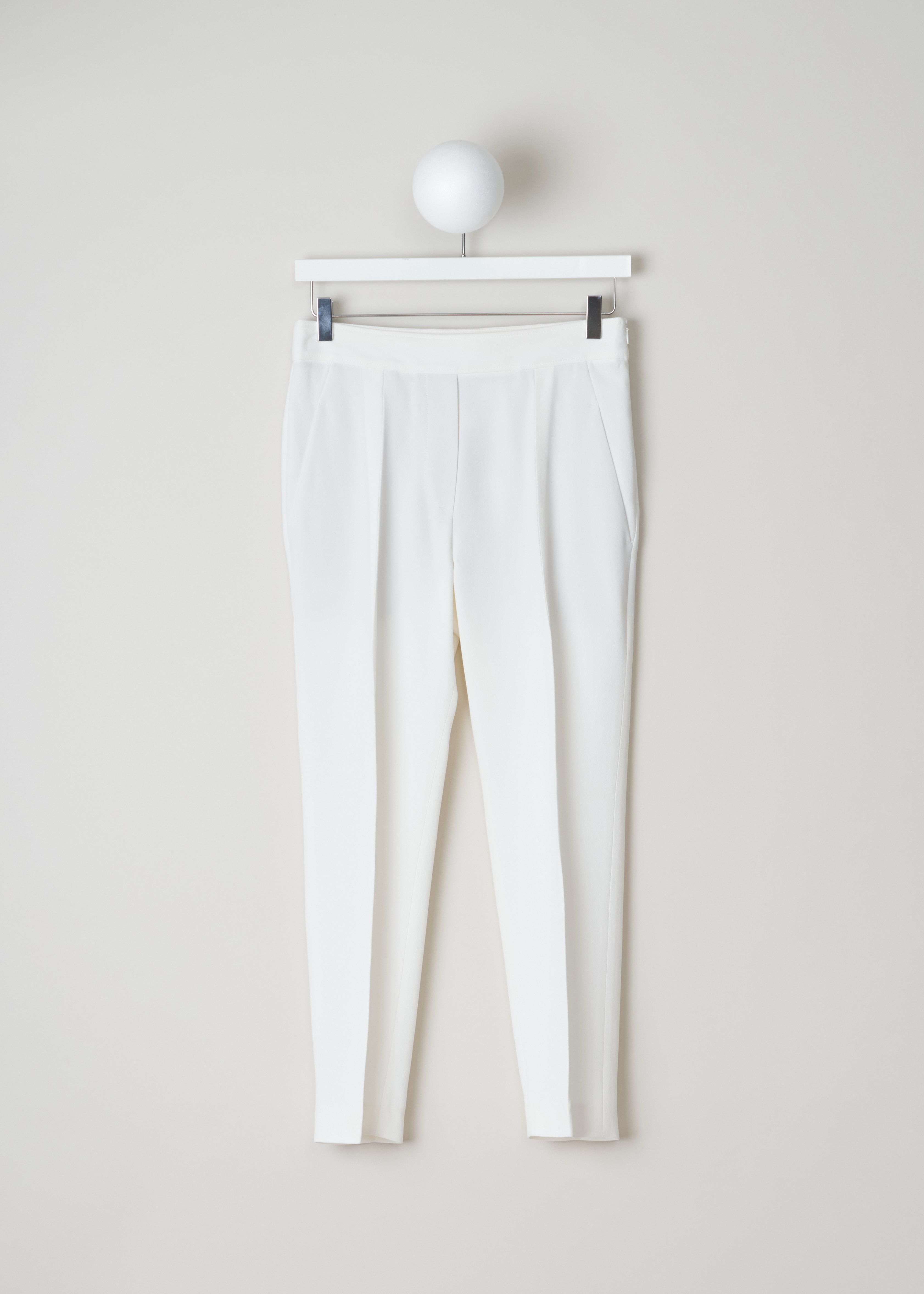 Brunello Cucinelli White trousers MA029P6301_C600 white front. White classic trousers with centre creases, side pockets and a welt pocket on the back. With an invisible zipper on the side as fastening.