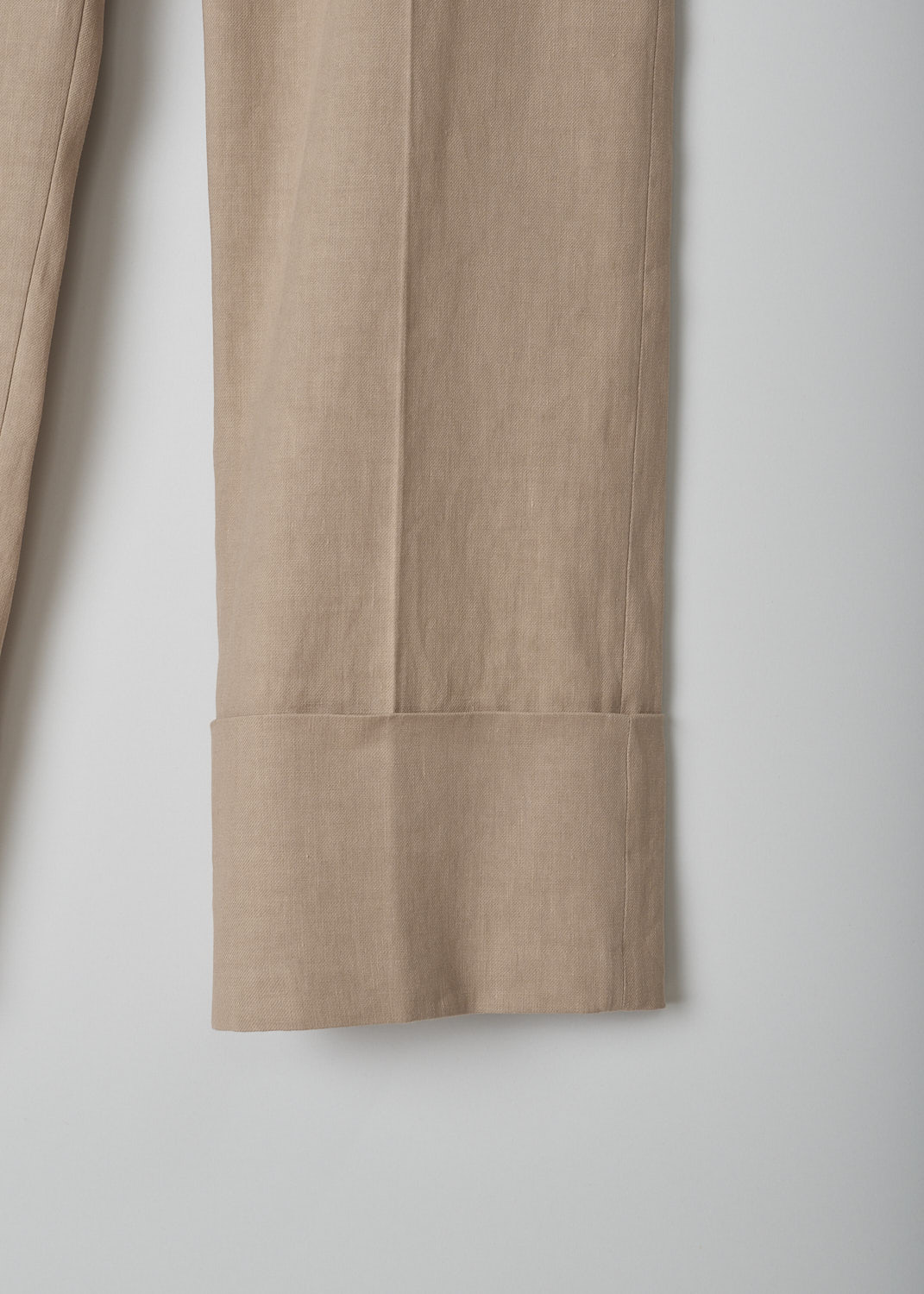 BRUNELLO CUCINELLI, DUSKY PINK LINEN-BLEND PANTS, MF591P7231_C7914, Pink, Detail, These dusky pink linen-blend pants have a waistband with belt loops and a concealed clasp and zip closure. The pants have tapered pant legs with pressed centre creases and a broad folded hem. These pants have slanted pockets in the front and welt pockets in the back.
