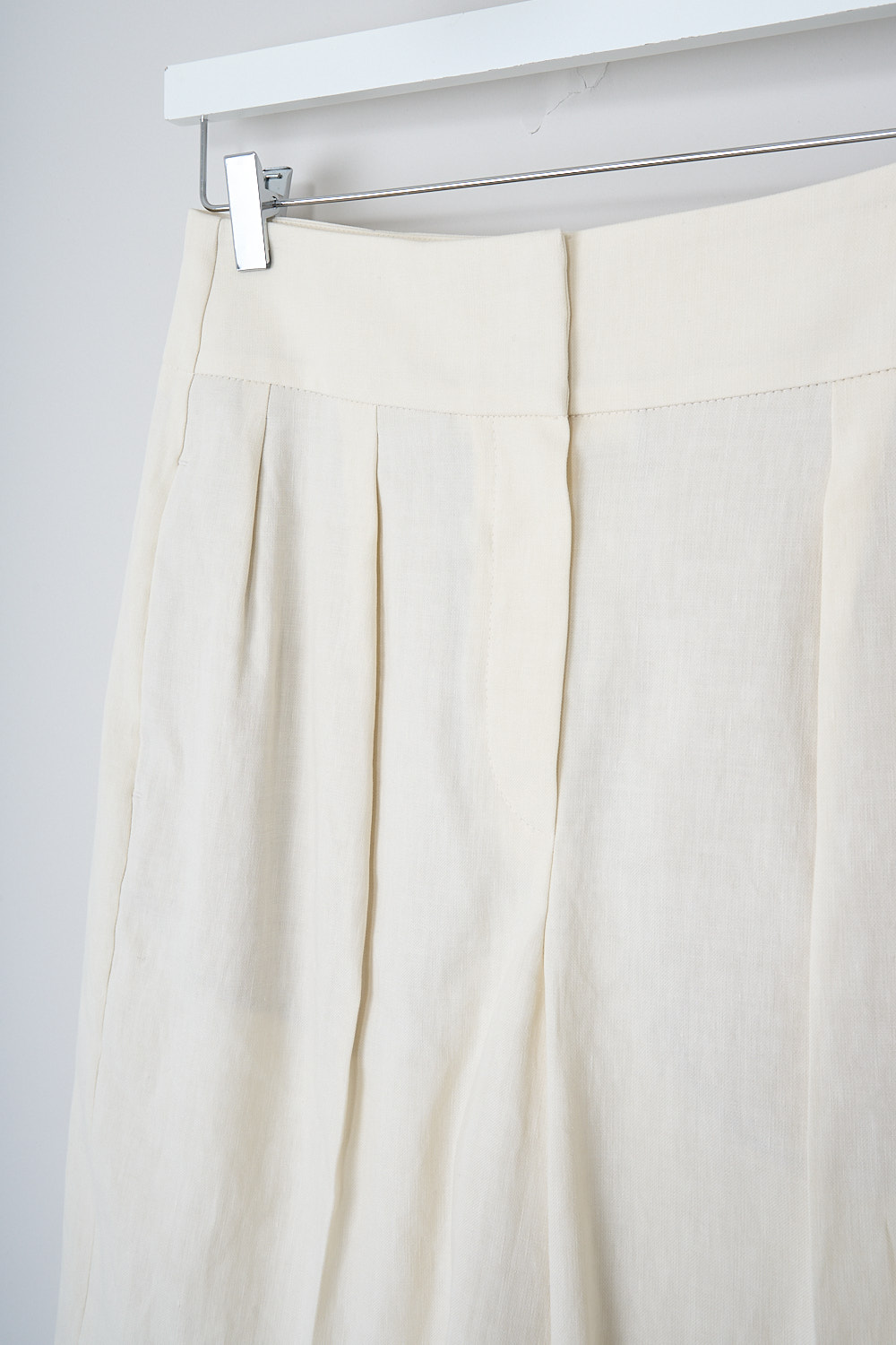 BRUNELLO CUCINELLI, OFF-WHITE BERMUDA SHORTS, MF591P7262_C1725, White, Detail, These off-white linen-blend bermuda pants have a broad waistband with a concealed claps and zip closure. These pants have a pleated front. These pants have slanted pockets in the front and welt pockets in the back. 
