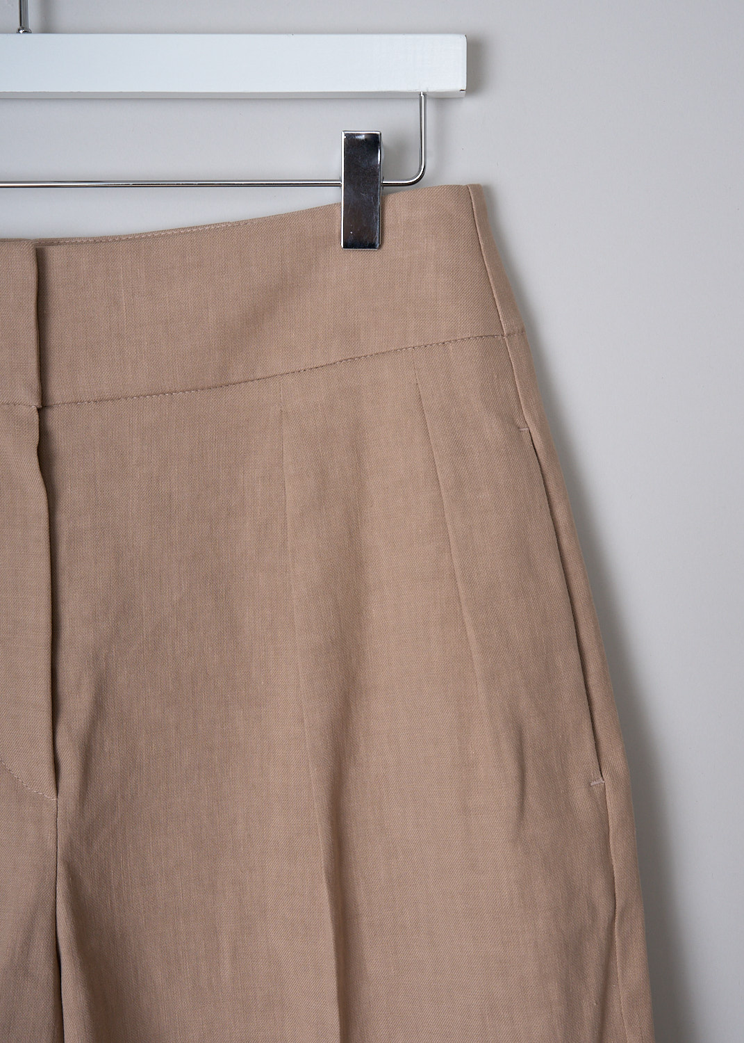 BRUNELLO CUCINELLI, DUSKY PINK BERMUDA SHORTS, MF591P7262_C7914, Pink, Detail, These dusky pink linen-blend bermuda pants have a broad waistband with a concealed claps and zip closure. These pants have a pleated front. These pants have slanted pockets in the front and welt pockets in the back. 
