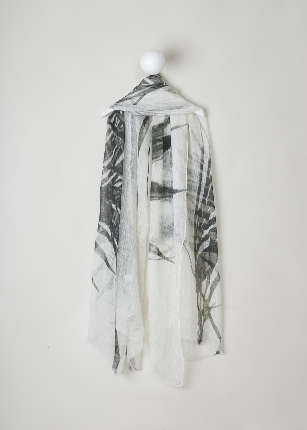 BRUNELLO CUCINELLI, LINEN SCARF WITH GREEN AND OFF-WHITE PRINT, Print, Back, Beautiful coarsely knit scarf with green and white print. The scarf has a raw hemline. 


Length: 240 cm / 94.4 inch
