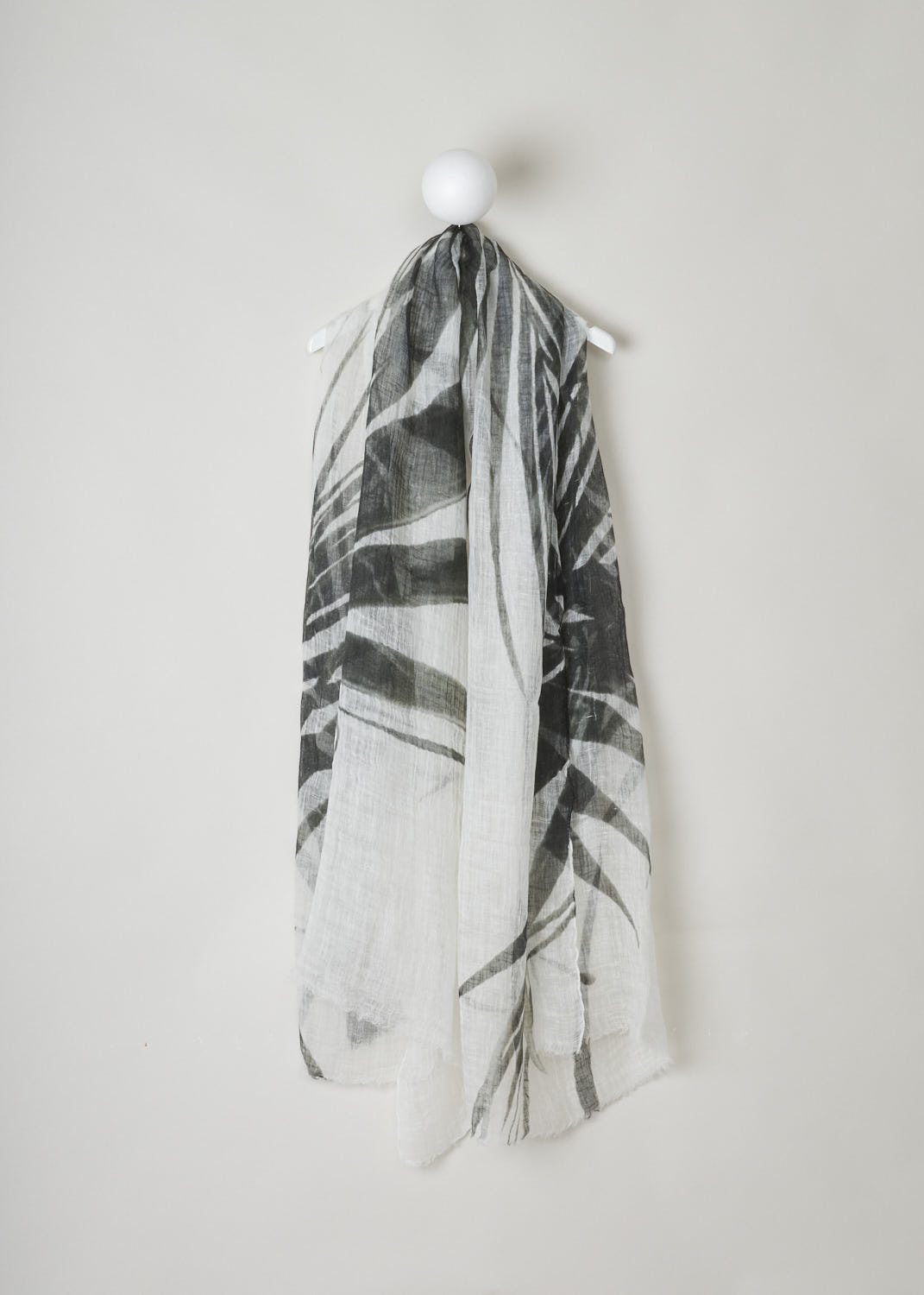 BRUNELLO CUCINELLI, LINEN SCARF WITH GREEN AND OFF-WHITE PRINT, Print, Front, Beautiful coarsely knit scarf with green and white print. The scarf has a raw hemline. 


Length: 240 cm / 94.4 inch