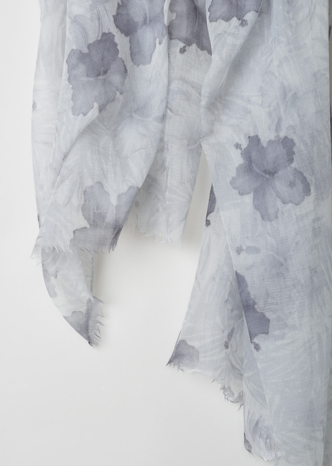 BRUNELLO CUCINELLI, FLORAL PRINT SHAWL IN GREY SHADES, MSCDAGW06_CF195, Grey, Print, Detail, Beautiful shawl with a floral pattern in soft grey hues. 

Length: 230 cm / 90.5 inch.
