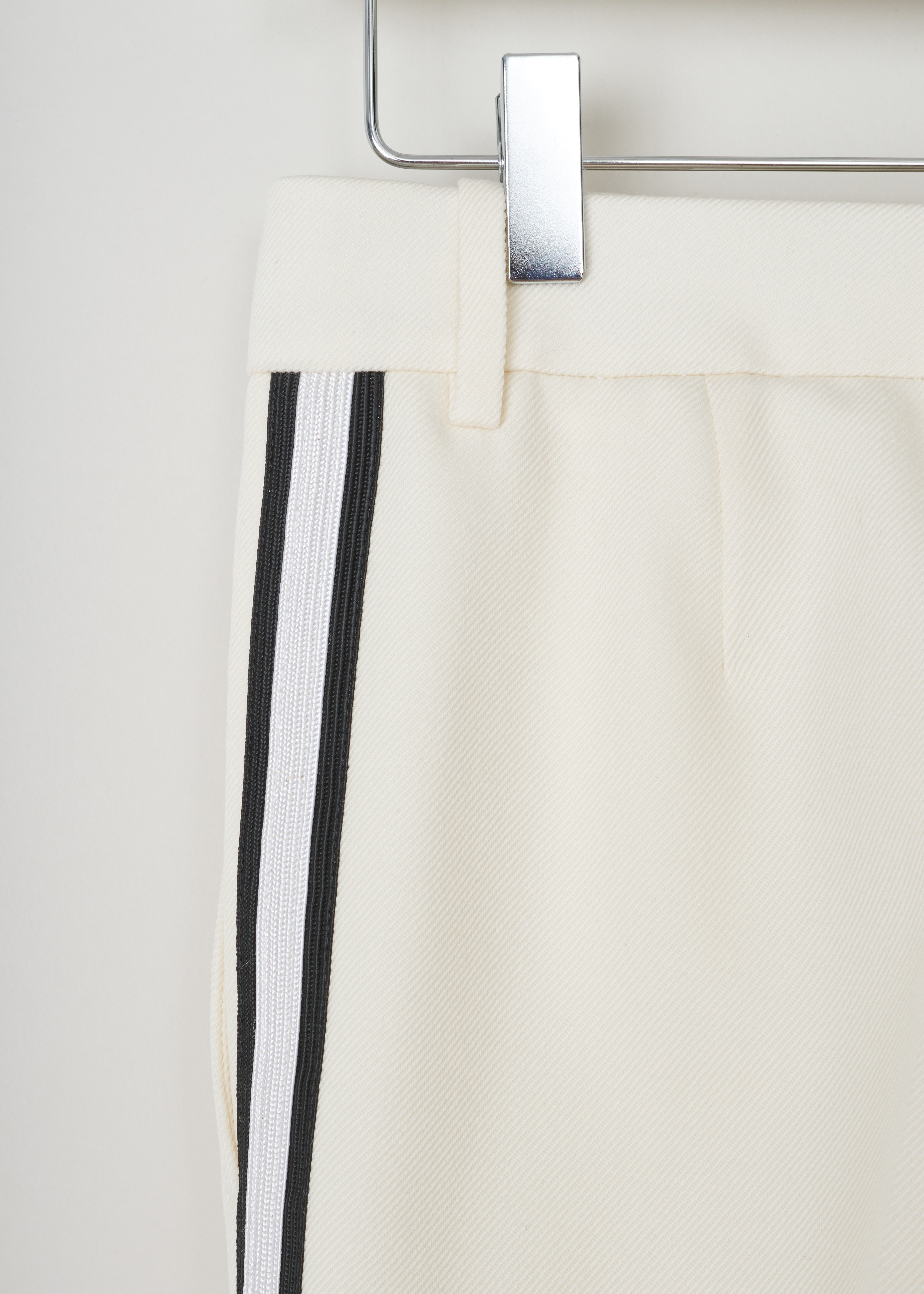 Calvin Klein 205W39NYC White pants with ribbon trim84WWPB22_W037_197 off-white detail. Off-white wool pants with a white and black side ribbon trim.
These straight pants have two slant pockets on the front and a welt pocket on the back.