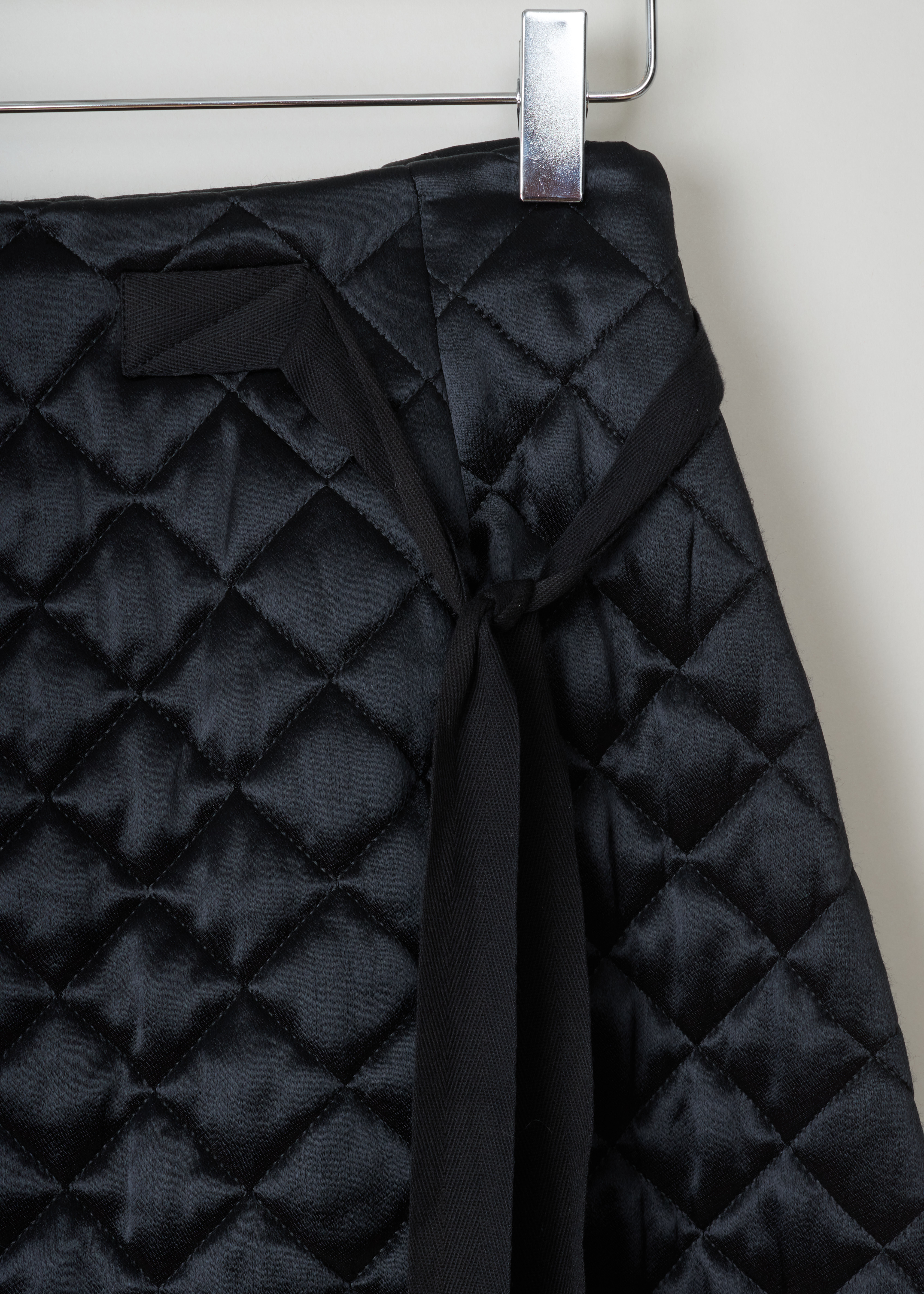 CÃ©line Quilted skirt 6563_22M90_0N0 black detail. Black quilted A-line skirt with bow detail and zip fastening on the side.