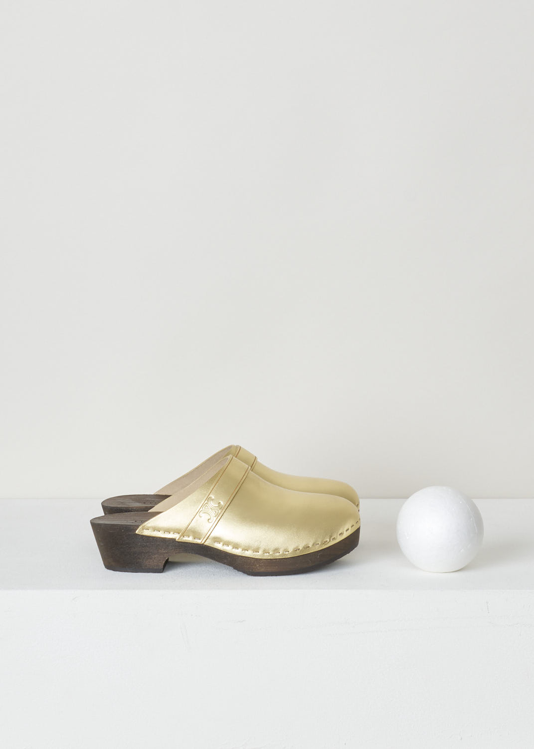 CELINE, METALLIC GOLD CLOGS, 337753093C_35OR, Gold, Side, These regal metallic gold clogs have a rounded nose. This slip-in model has a broad, wood-style sole with a small heel. Across the width of the shoe, a small strip with the Celine Triomphe logo can be found. 


Heel height: 3 cm / 1.18 inch
