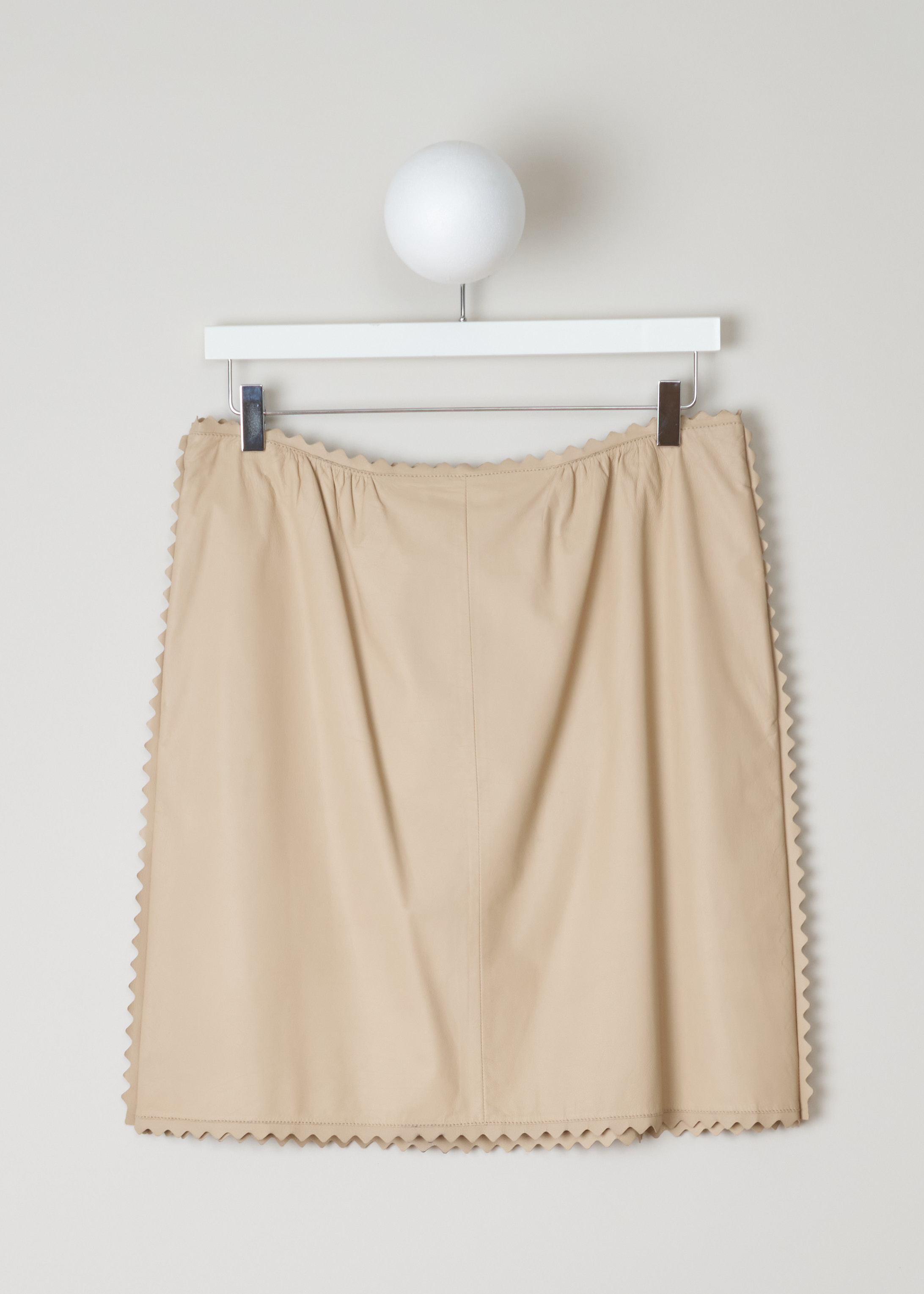 ChloÃ©, Beige leather skirt with frilled edges, 13SCJ03_13S204_ginger_beige, beige back. Calfskin crafted into a lovely skirt, coloured to a shade of beige, scalloped edges at hem, waist and side seam and. The fastening option can be found on the side seam.