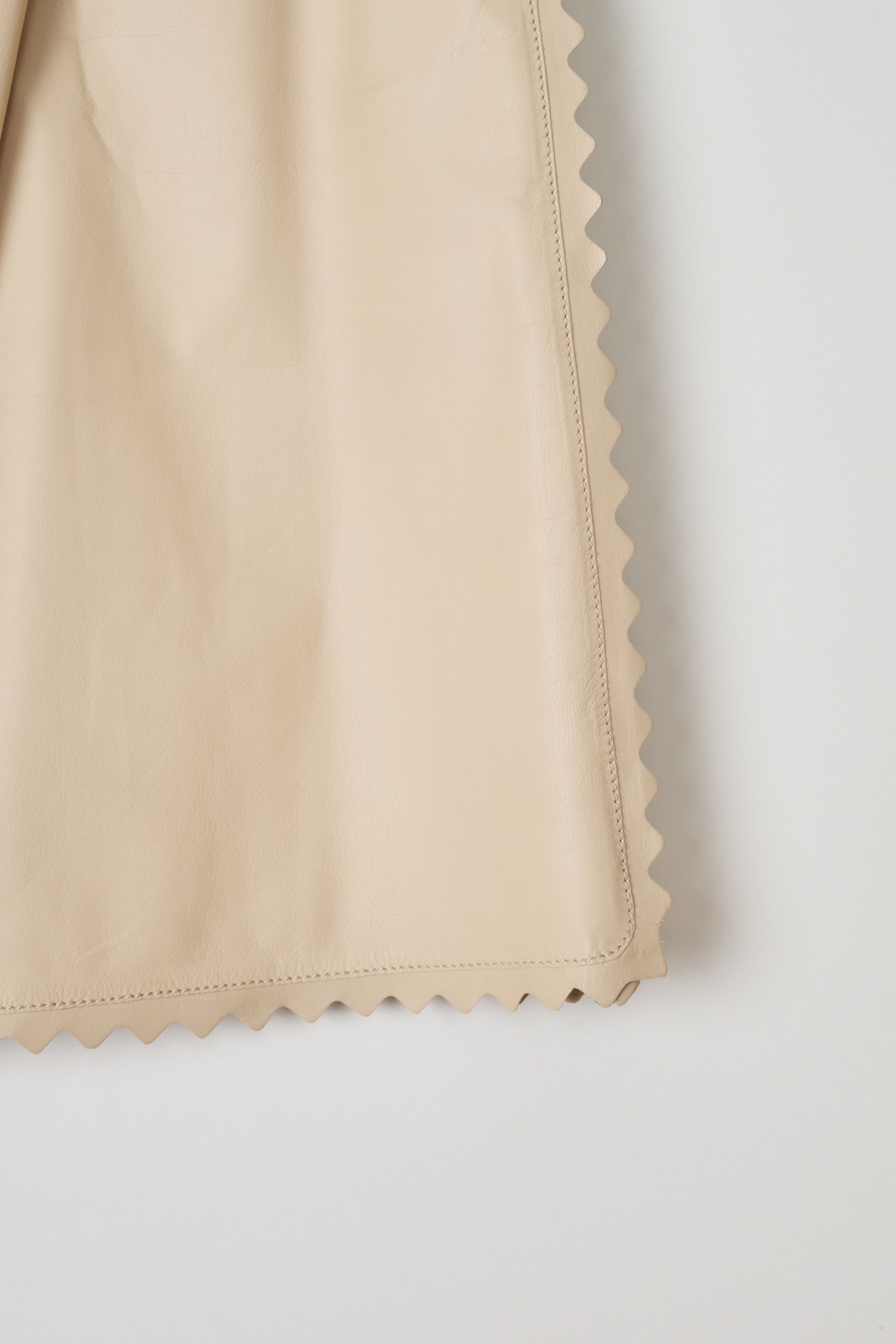 ChloÃ©, Beige leather skirt with frilled edges, 13SCJ03_13S204_ginger_beige, beige detail. Calfskin crafted into a lovely skirt, coloured to a shade of beige, scalloped edges at hem, waist and side seam and. The fastening option can be found on the side seam.