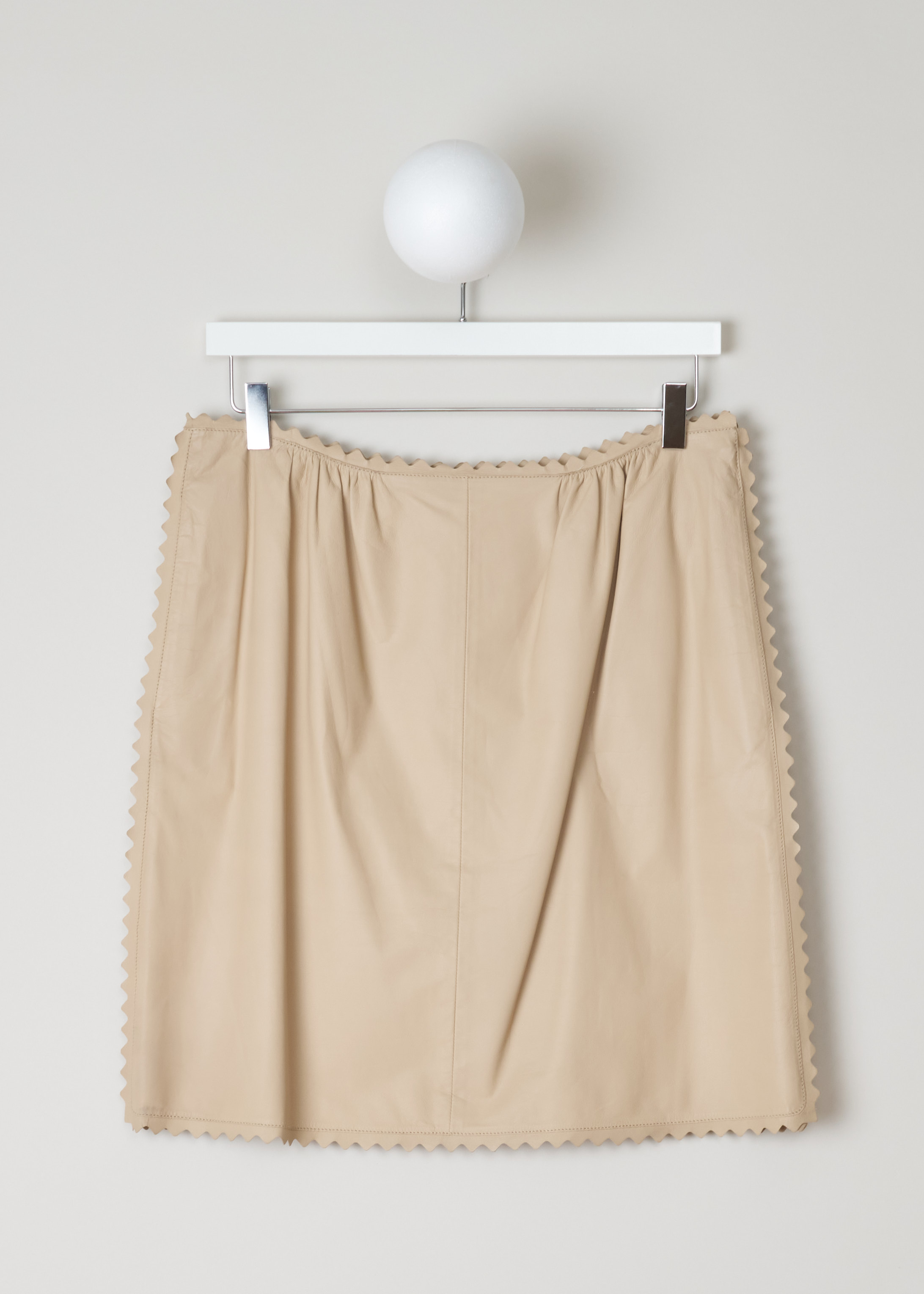 ChloÃ©, Beige leather skirt with frilled edges, 13SCJ03_13S204_ginger_beige, beige front. Calfskin crafted into a lovely skirt, coloured to a shade of beige, scalloped edges at hem, waist and side seam and. The fastening option can be found on the side seam.