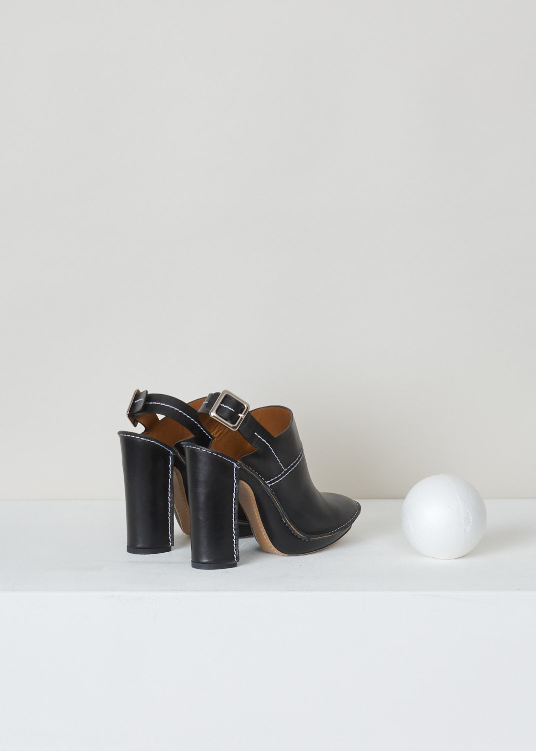 ChloÃ©, Black clog mule with white stitching, CH25041_10ASW_L5L7_999_black, white, back, These black clog mules feature a round toe, slip-on design and a buckle to tie around anckle. The contrasting white stitching adds charm to these clog mules.

Heel height: 11,5 cm / 4.33 inch