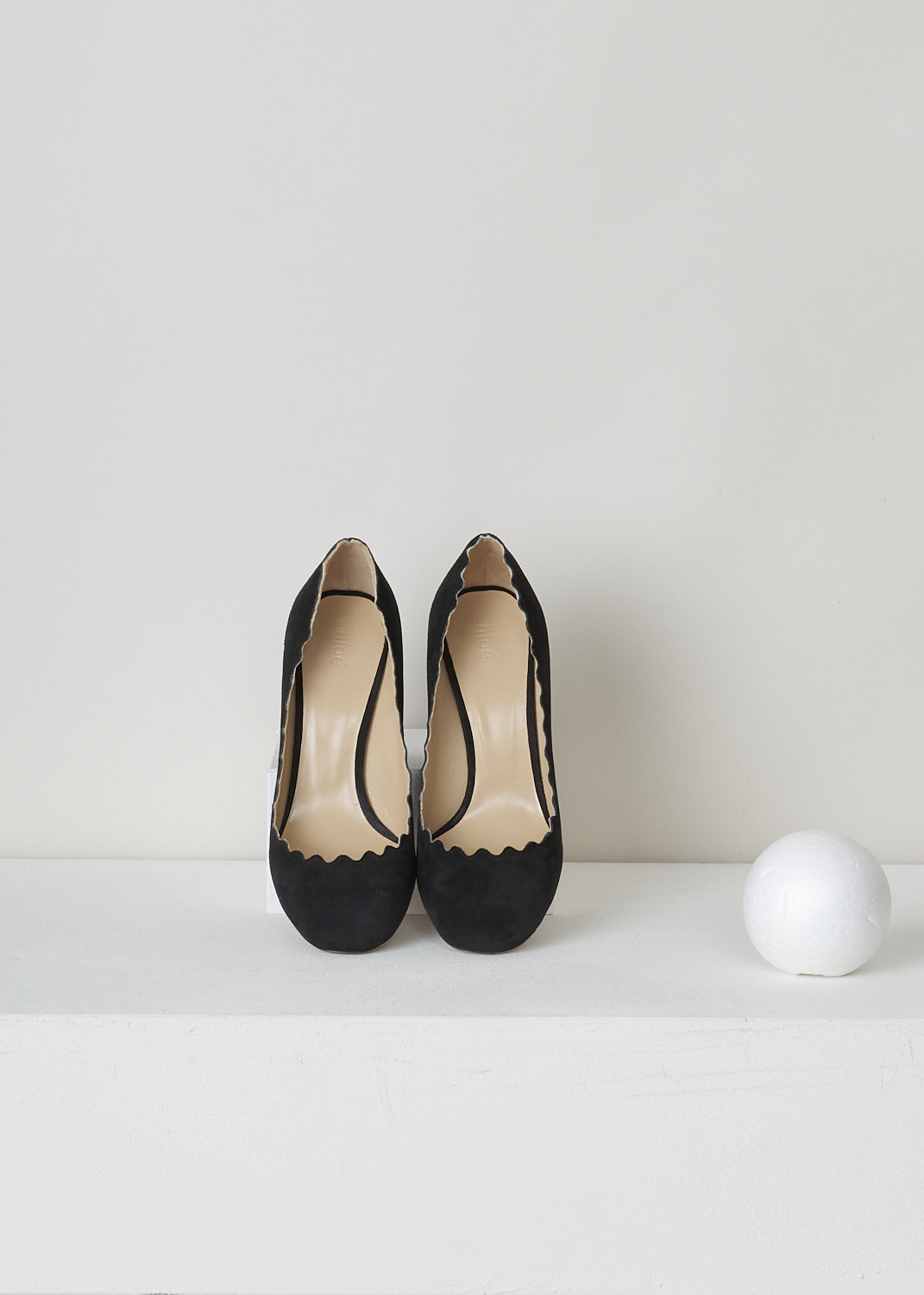 CHLOÃ‰, BLACK PUMPS WITH SCALLOPED TOPLINE, CH26231_E01_IA999_BLACK, Black, Top, Black suede pumps featuring a chunky heel, round toe vamp and a scalloped topline. 
