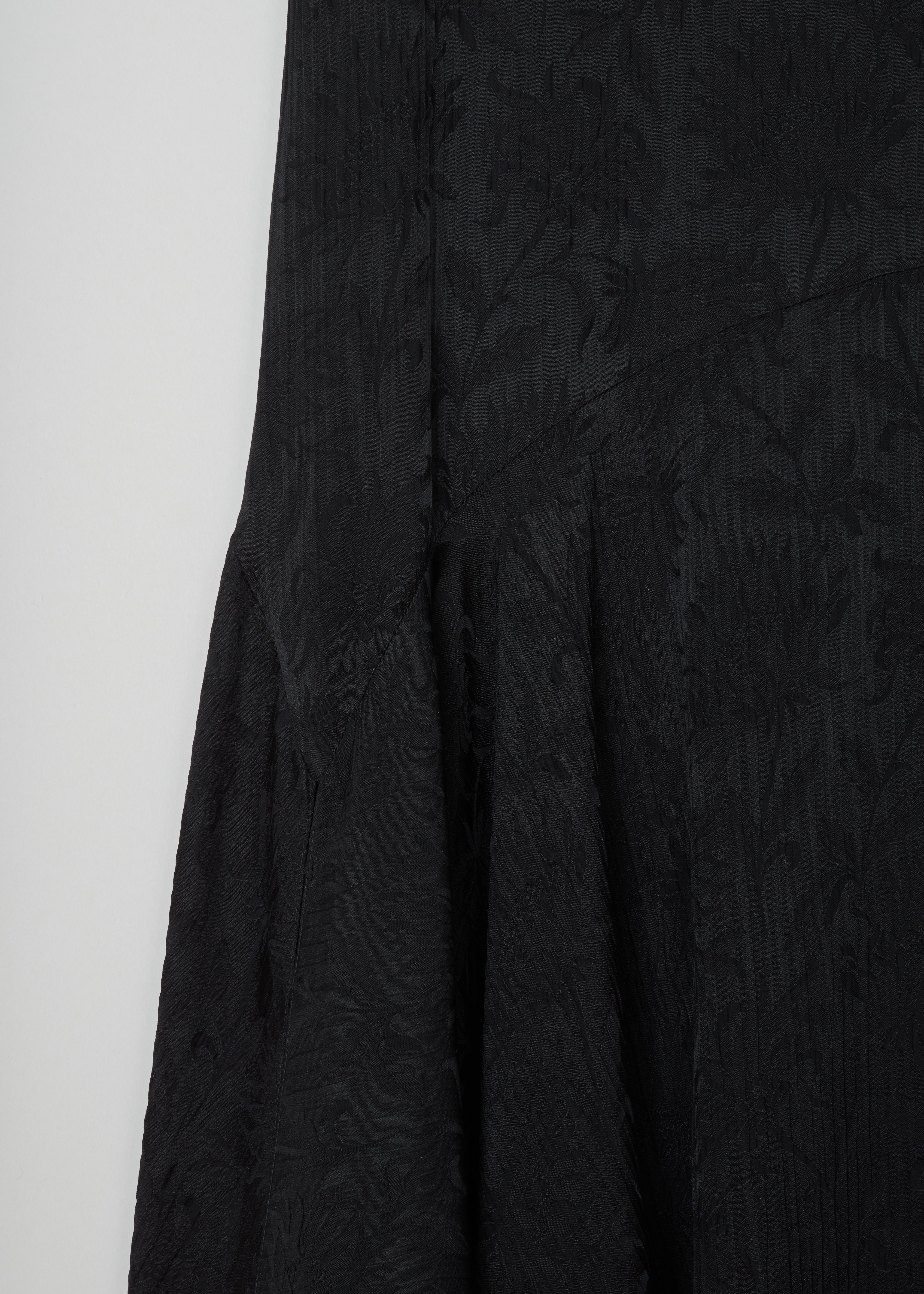 ChloÃ© Silk flower print skirt CHC19AJU14329001_001_Black detail. Silk and viscose skirt from creased jacquard fabric with a flower pattern. The skirt features a fitted upper and a flared lower section to create an elegant, flowing silhouette. 
