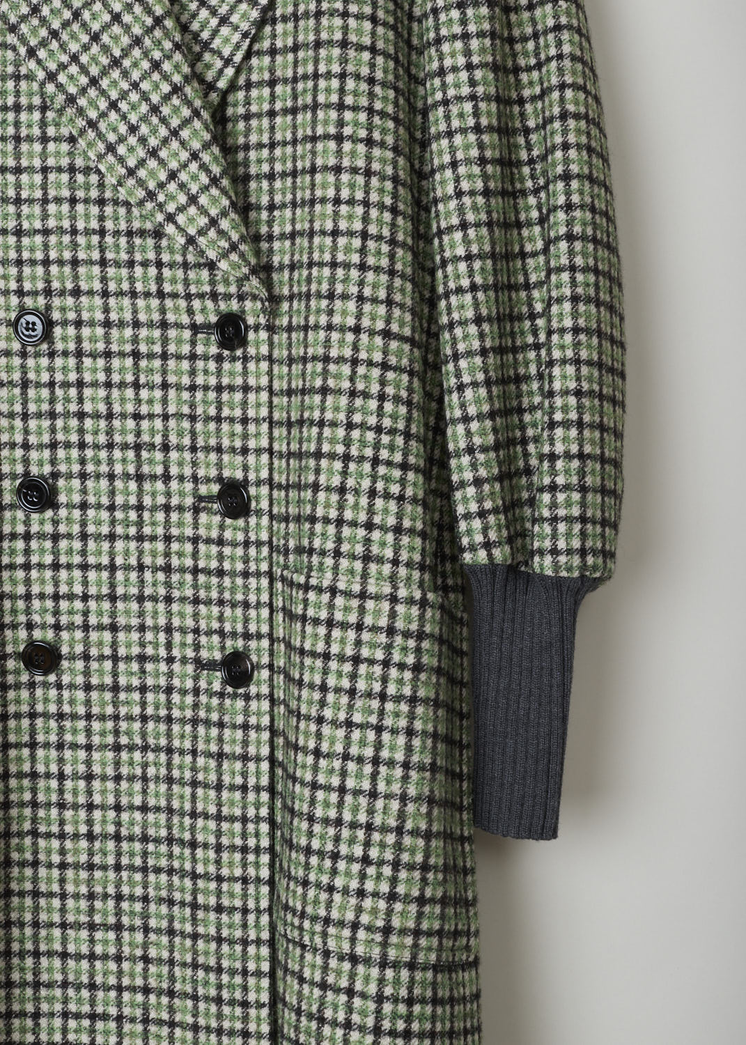 CHLOÃ‰, VIBRANT GREEN CHECK COAT, CHC21AMA1806439T40, Green, Print, Detail, This beautiful vibrant green check coat is soft to the touch. This double breasted coat has a peaked lapel. Across the front, two rows with buttons can be found. Also on the front are two patch pockets. Standing out are the exaggerated knitted cuffs. 
