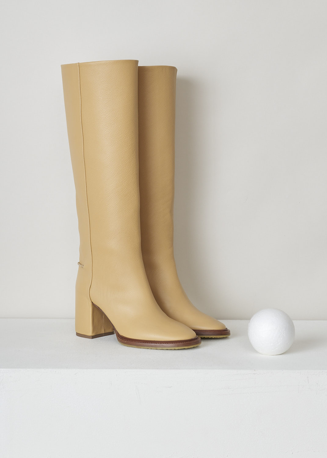 CHLOÉ, EDITH HEELED BOOTS IN SOFT TAN, CHC21W519V3275_EDITH_HEEL_BOOTS_SOFT_TAN, Beige, Front, These knee-high black leather slip-on boots have a blocked heel with stitched piping on the back shaft. The boots have a round toe and a contrasting brown sole.
