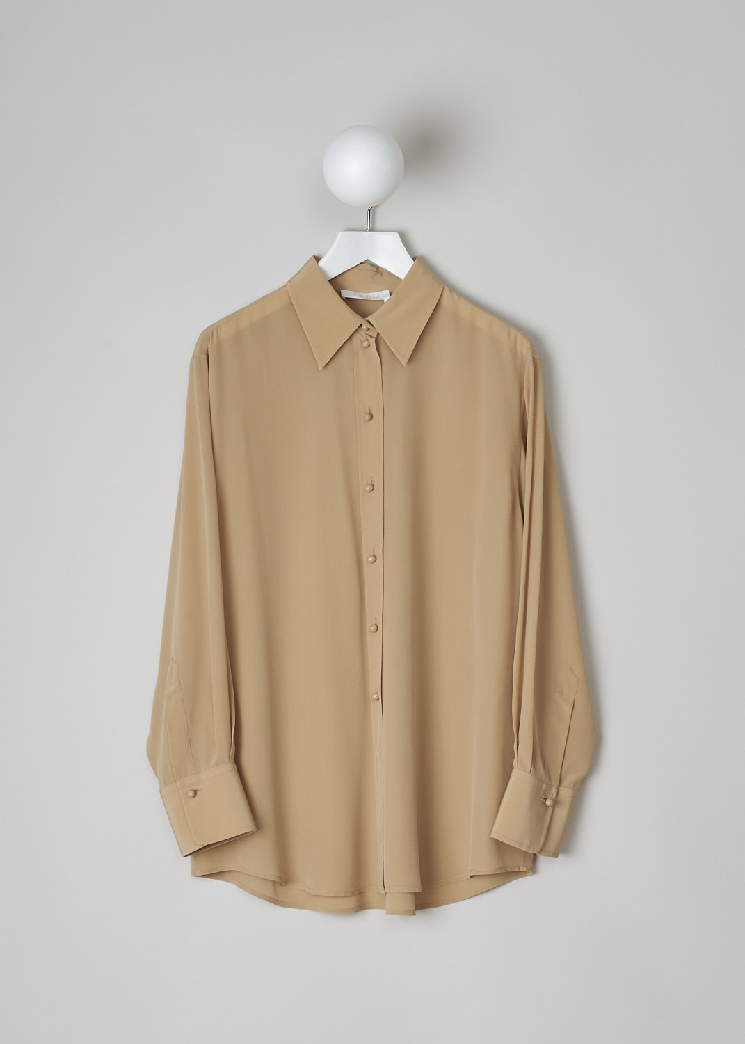 CHLOÉ, PEARL BEIGE BLOUSE, CHC22UHT05004278, Beige, Front, This silk pearl beige blouse has a classic collar and a button placket with round ceramic. The blouse has long sleeves with buttoned cuffs.  A centre box pleat runs vertically down the back.
