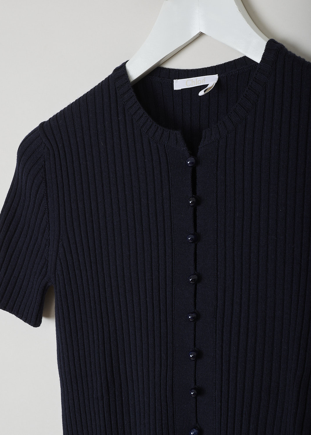 CHLOÃ‰, NAVY BLUE RIBBED TOP, CHC22UMP38650476_DARK_NIGHT_BLUE, Blue, Detail, This navy blue ribbed top has a round neckline, short sleeves and a placket with functional ball buttons that go down the front to about midway. The top has an elongated cut.
