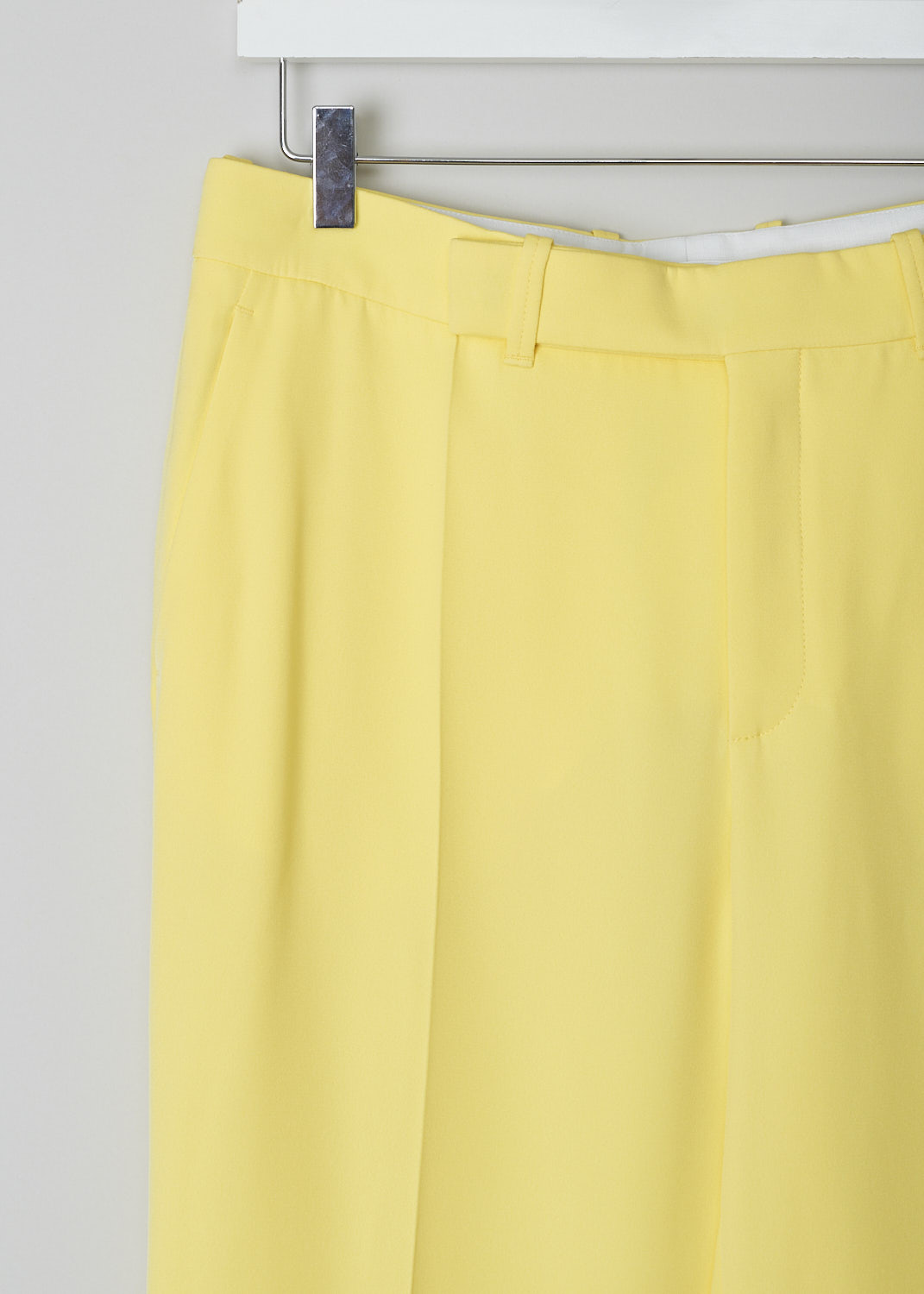 CHLOÉ, RADIANT YELLOW CLASSIC SILK PANTS, CHC22UPA12015757_RADIANT_YELLOW, Yellow, Detail, These radiant yellow high-waisted pants have a waistband with belt loops and a concealed front zip and clasp closure. These pants have straight, cropped pant legs with pressed centre creases with slanted pockets in the front and welt pockets in the back.
