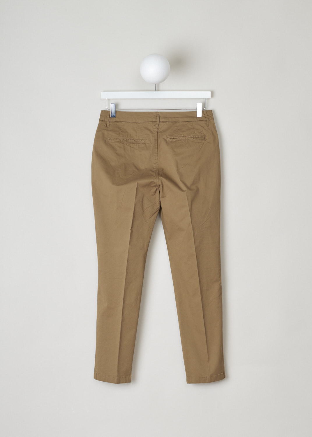 Closed, Caramel brown flat front chino, jack_C91012_30D_20_991, brown, back, This caramel brown flat front chino is one of those must have basics that goes well anything you throw on it. Featuring a regular length, two forward slanted pockets on the front and two welt pockets on the back.