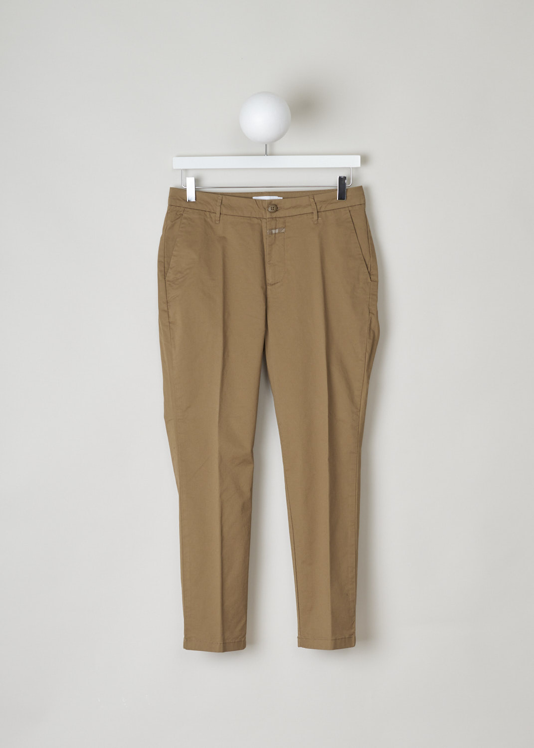 Closed, Caramel brown flat front chino, jack_C91012_30D_20_991, brown, front, This caramel brown flat front chino is one of those must have basics that goes well anything you throw on it. Featuring a regular length, two forward slanted pockets on the front and two welt pockets on the back.