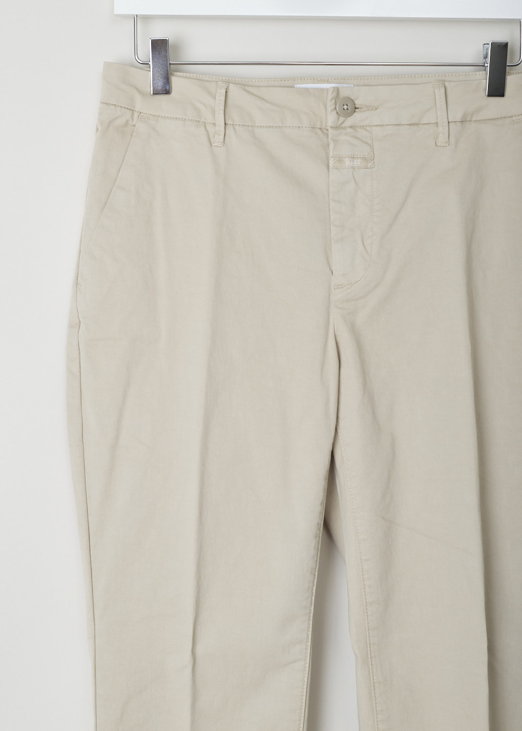 Closed, Beige flat front chino, jack_C91012_30G_17_249, beige, detail, This beige flat front chino is one of those must have basics that goes well anything you throw on it. Featuring a regular length, two forward slanted pockets on the front and two welt pockets on the back.