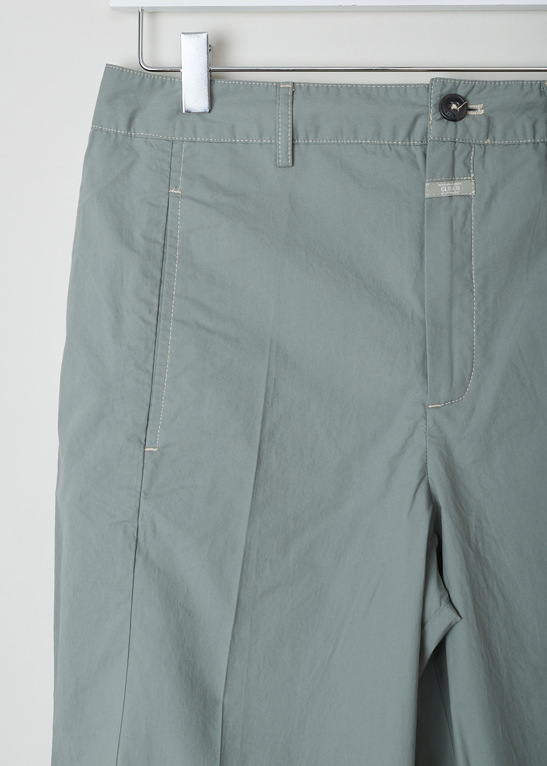 CLOSED, LIGHTWEIGHT GREY TROUSERS, LUDWIG_C91045_53A_22_691, Grey, Detail, These comfortable grey trousers feature a regular length, two forward slanted pockets on the front and two welt pockets on the back.