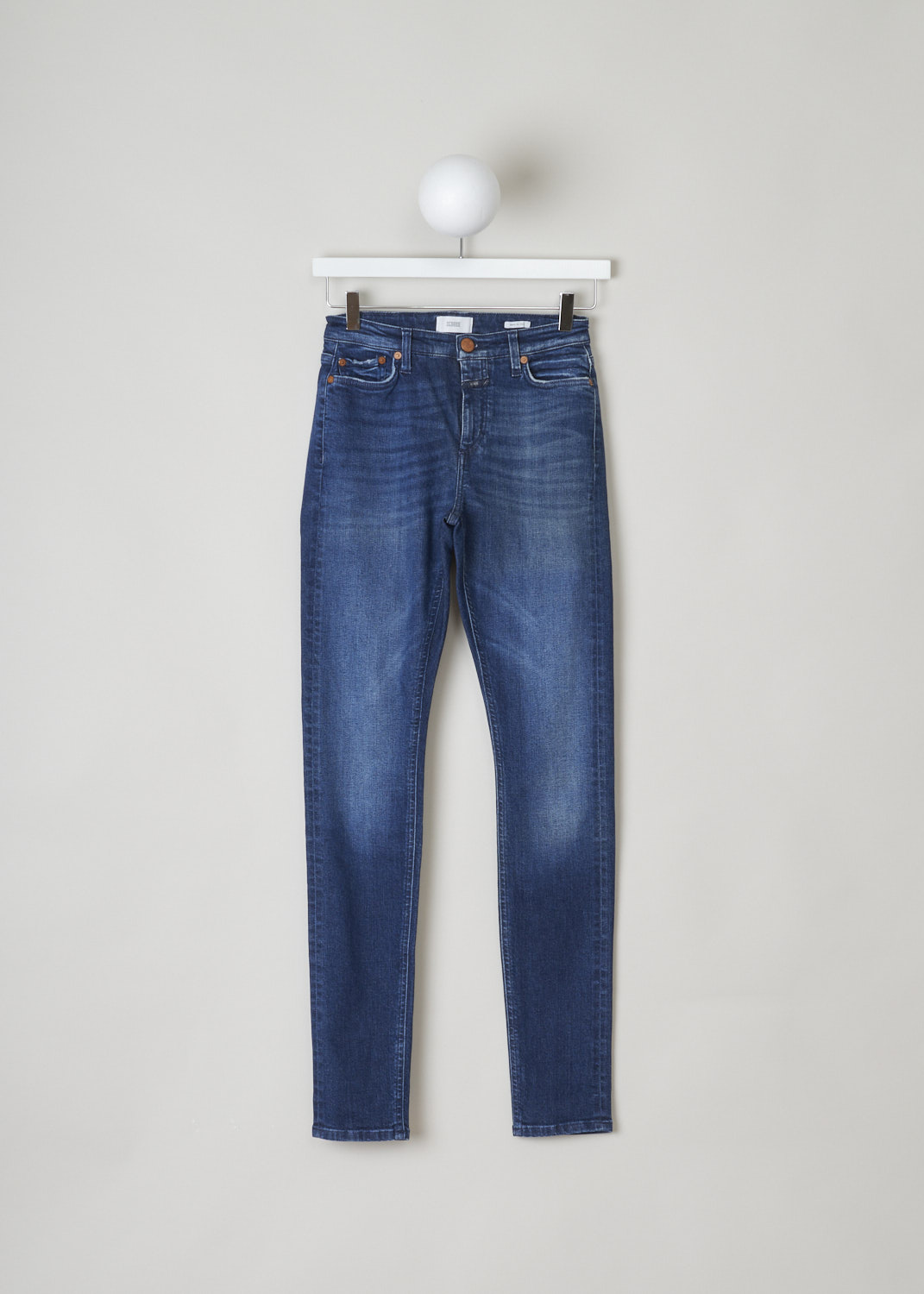 Closed, Mid-blue skinny high-waist lizzy jeans, lizzy_closed_C91099_006_6M_6M, blue, front, Mid-blue 5-pocket jeans comes in a skinny, and high-waist fit. The cotton blend used for this model is know for its high elasticity.