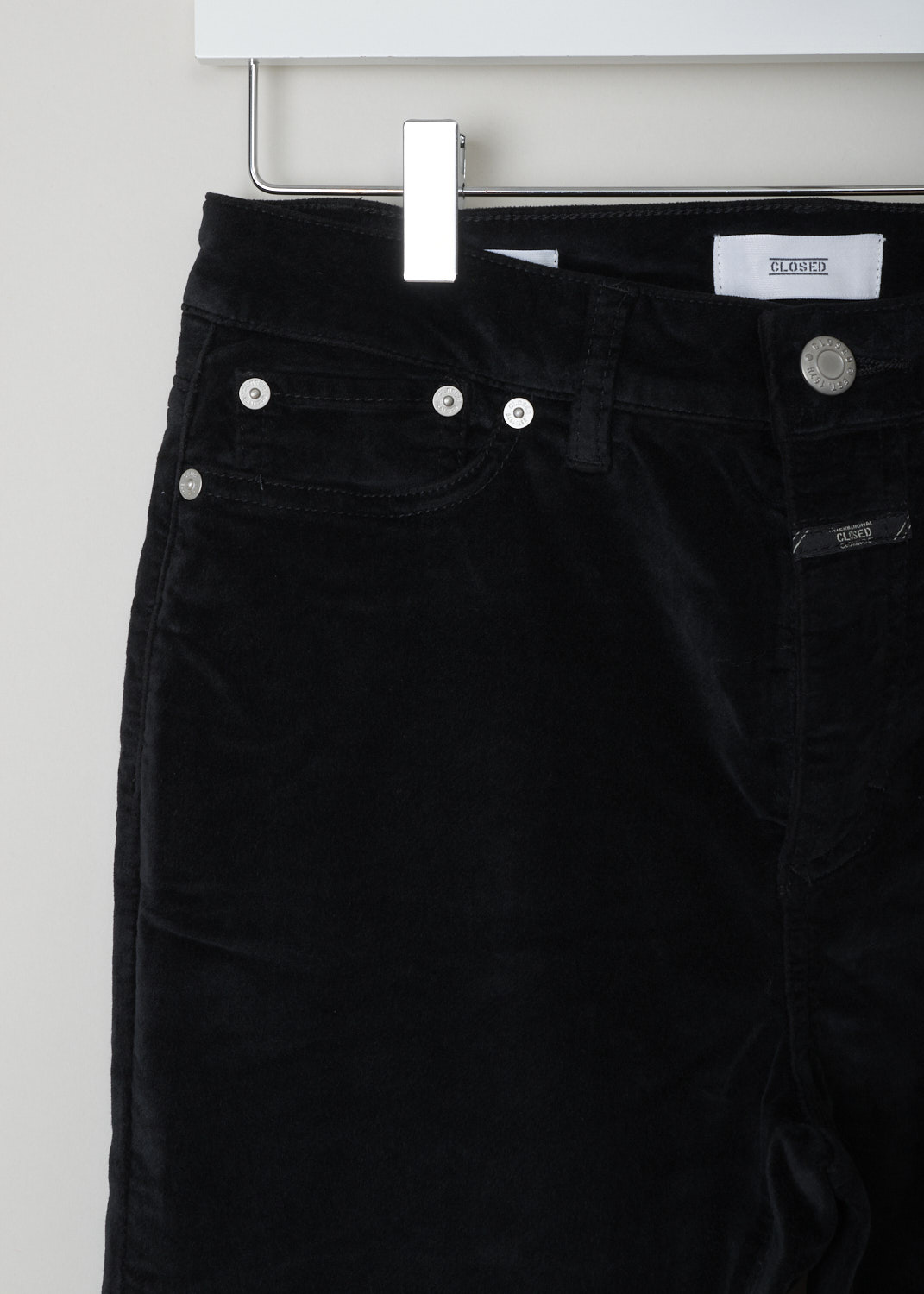Closed, Black velvet lizzy jeans, lizzy_C91099_38C_30_100, black, detail, Black velvet pants comes in a 5-pocket model, with a high-waist and tapered fit throughout the legs. The cotton blend used on this model is know for its high elasticity and comfort.