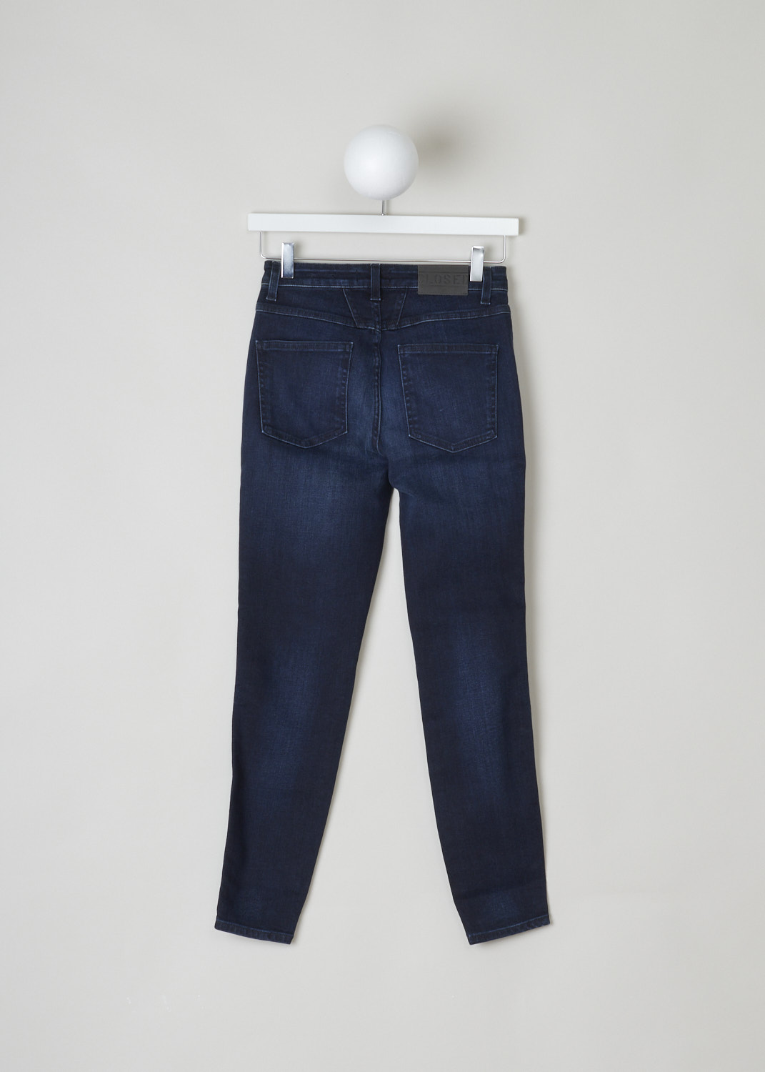 Closed, Dark blue skinny pusher jeans, skinny_pusher_C91231_04B_2C_DBL, blue, back, This skinny pusher model comes with a high-waist and skinny fit. Featuring the signature x-shaped pockets on the front and two regular patch pockets on the back. The cotton blend has high elasticity and is known for its softness and comfort.